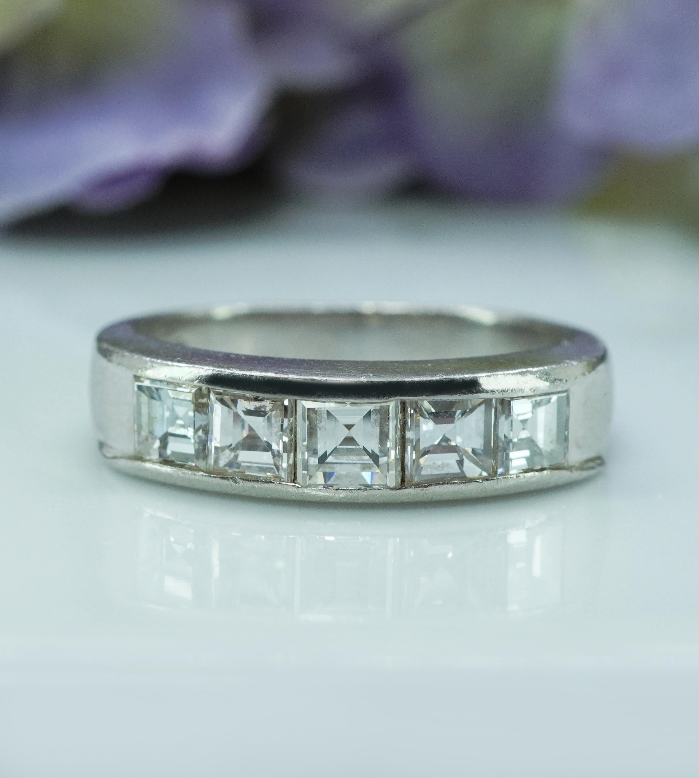  Diamante Asscher Carrs d'epoca in platino per l'anniversario con 5 pietre, anello Estate VS-G 

Questo splendido anello in platino è impreziosito da 5 diamanti scintillanti. Questo anello mi lascia senza parole! Ci sono 5 diamanti asscher, chiamati