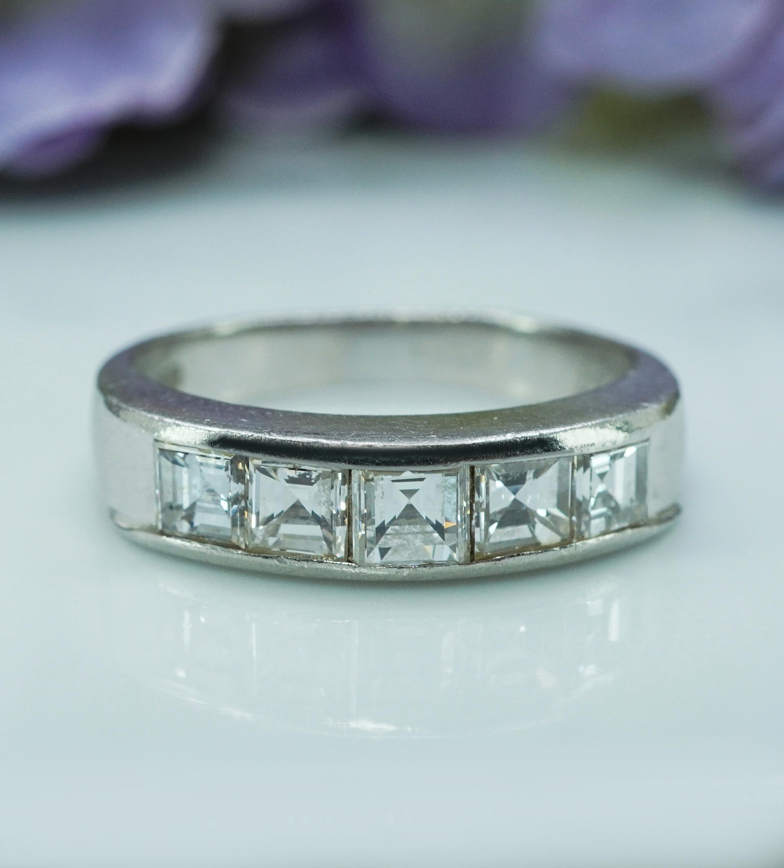 Rétro Diamante Asscher Carrs d'epoca in platino per l'anniversario con 5 pietre, anello Estate VS-G in vendita