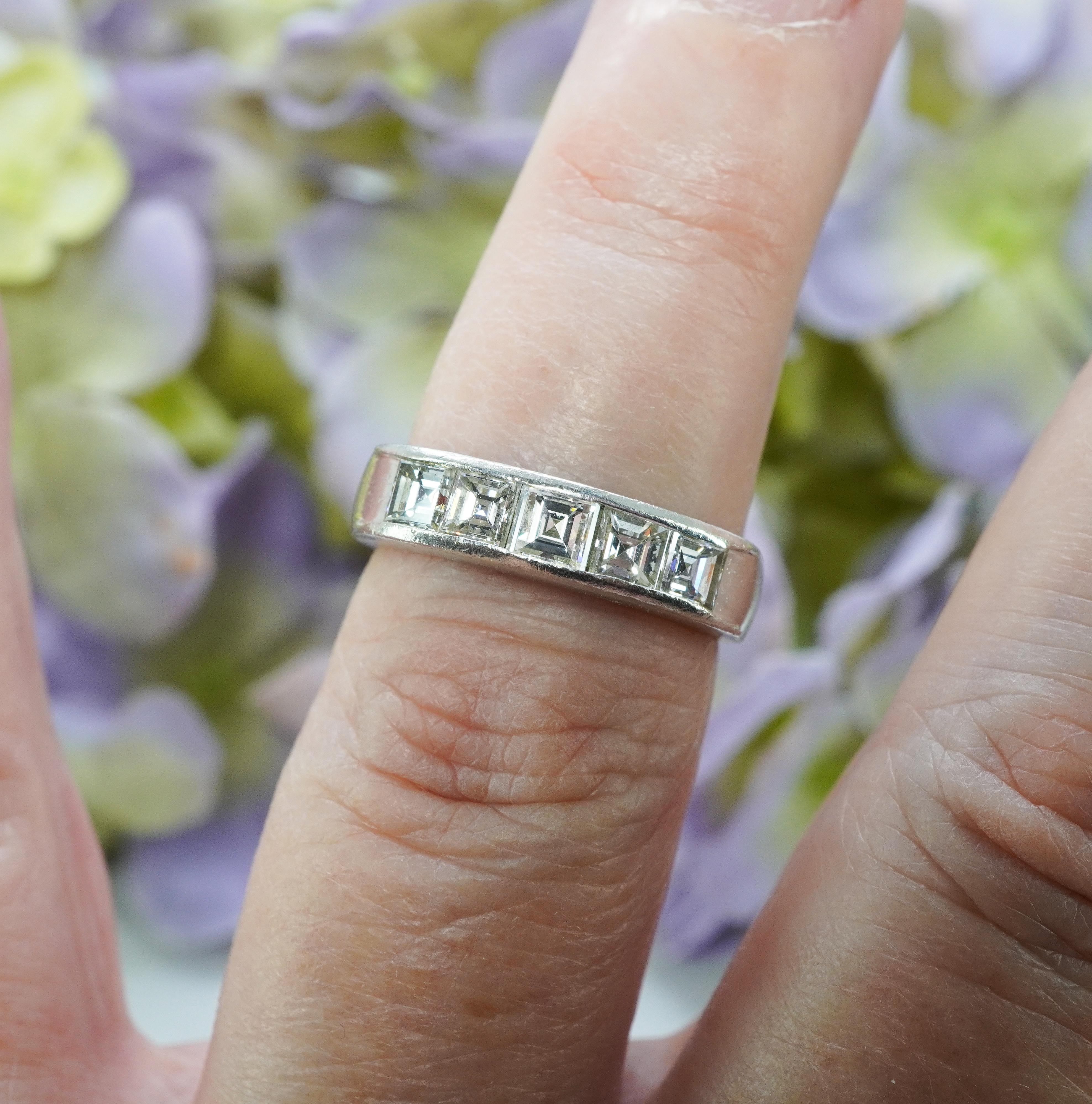 Taglio Asscher Diamante Asscher Carrs d'epoca in platino per l'anniversario con 5 pietre, anello Estate VS-G in vendita