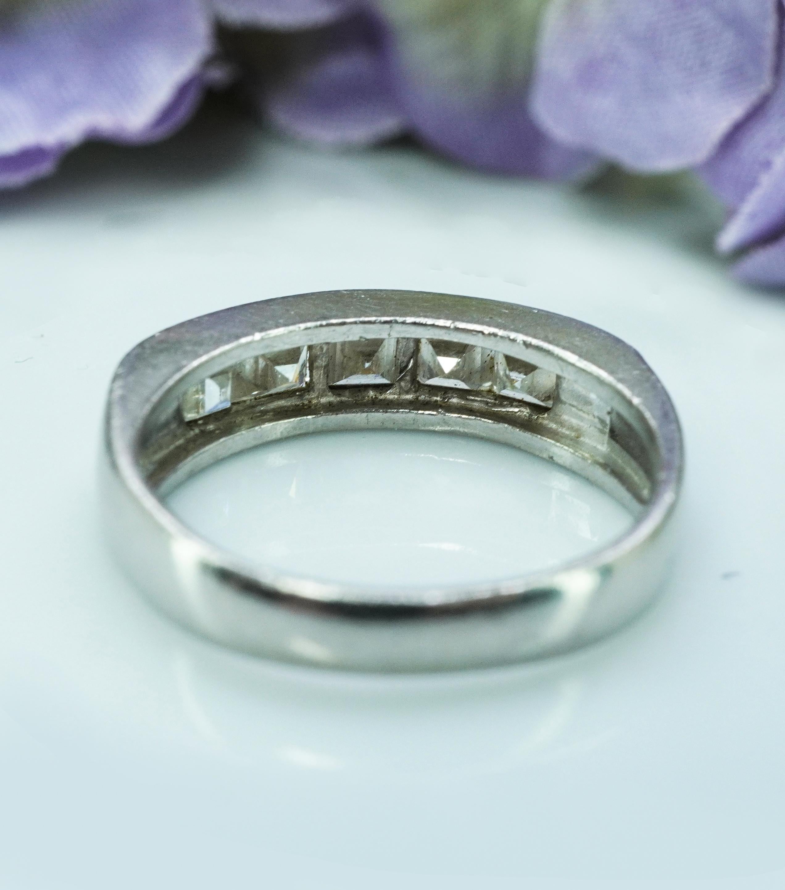 Diamante Asscher Carrs d'epoca in platino per l'anniversario con 5 pietre, anello Estate VS-G In condizioni buone in vendita a Brambleton, US