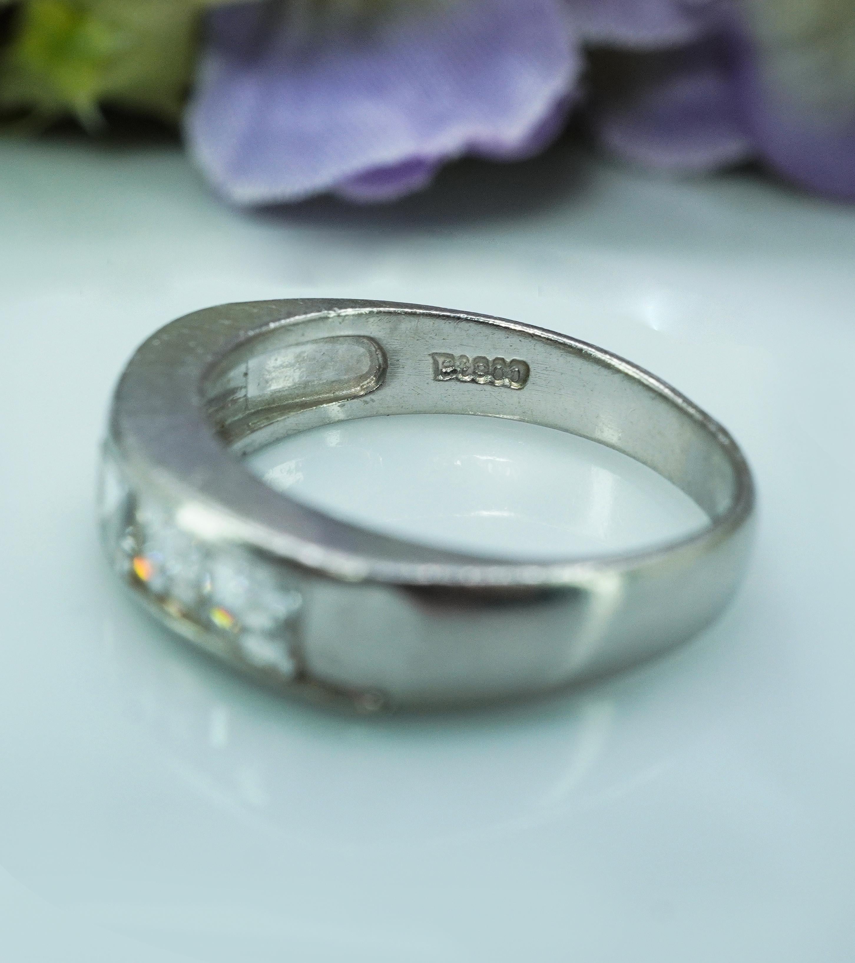 Donna Diamante Asscher Carrs d'epoca in platino per l'anniversario con 5 pietre, anello Estate VS-G in vendita