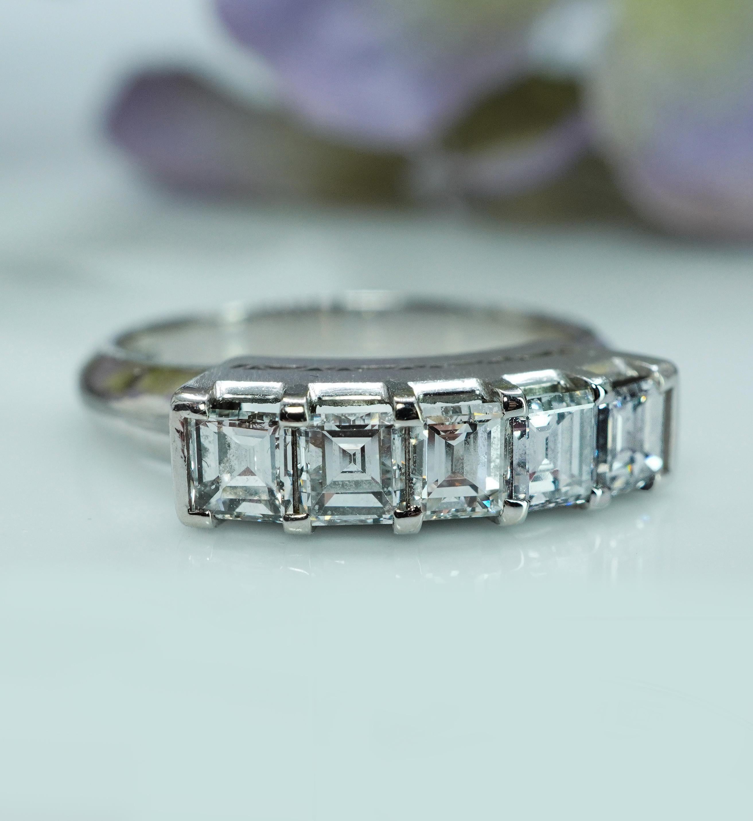  Vintage Asscher Carre Diamante Platino Aniversario  Anillo de 5 piedras Estate VVS-F 

Este impresionante anillo de platino está engastado con 5 brillantes diamantes. ¡Este anillo me deja sin palabras! Hay 5 diamantes asscher, también llamados de