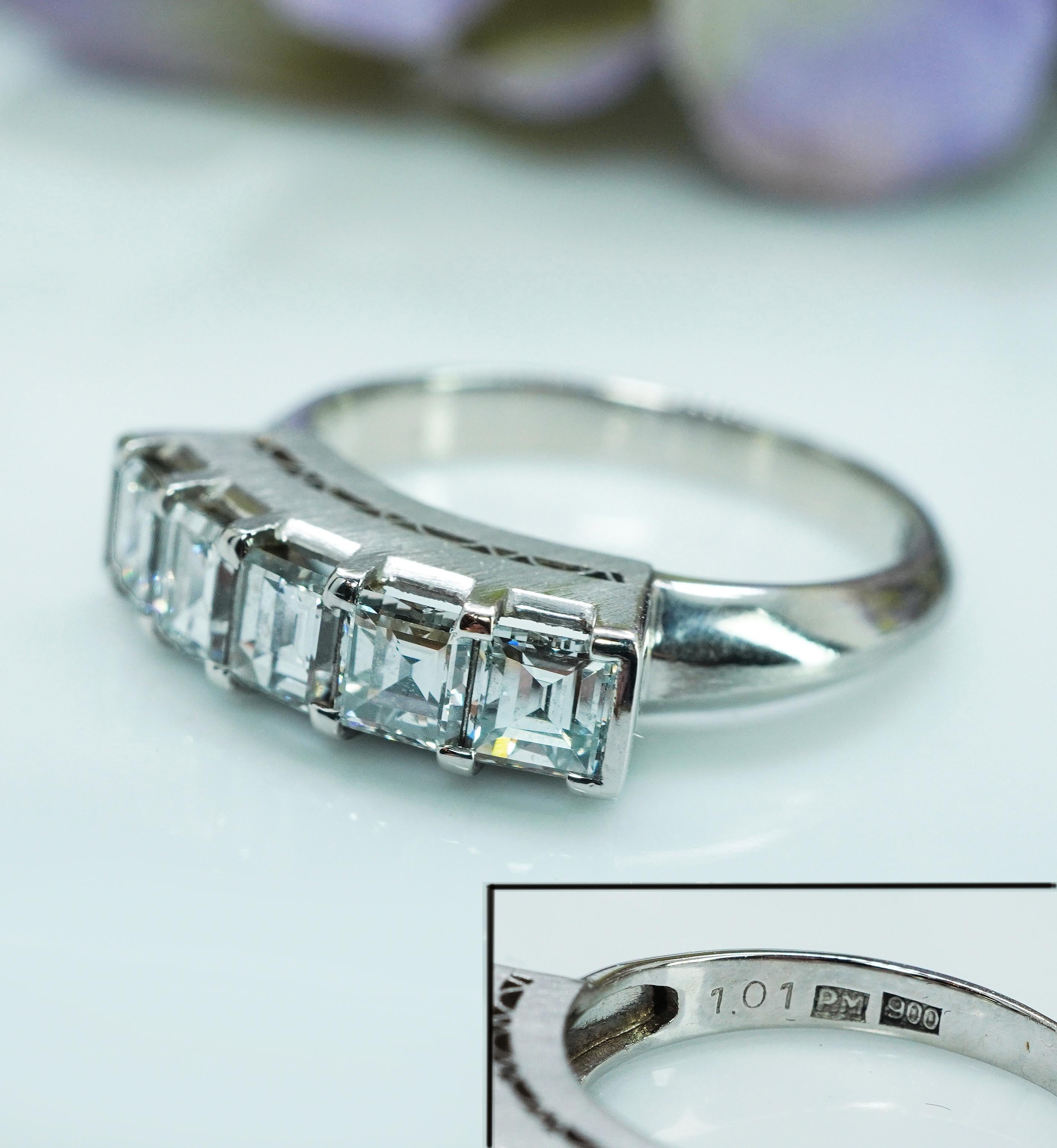 Vintage Asscher Carre Diamante Platino Aniversario  Anillo de 5 piedras Estate VVS en Bueno estado para la venta en Brambleton, US