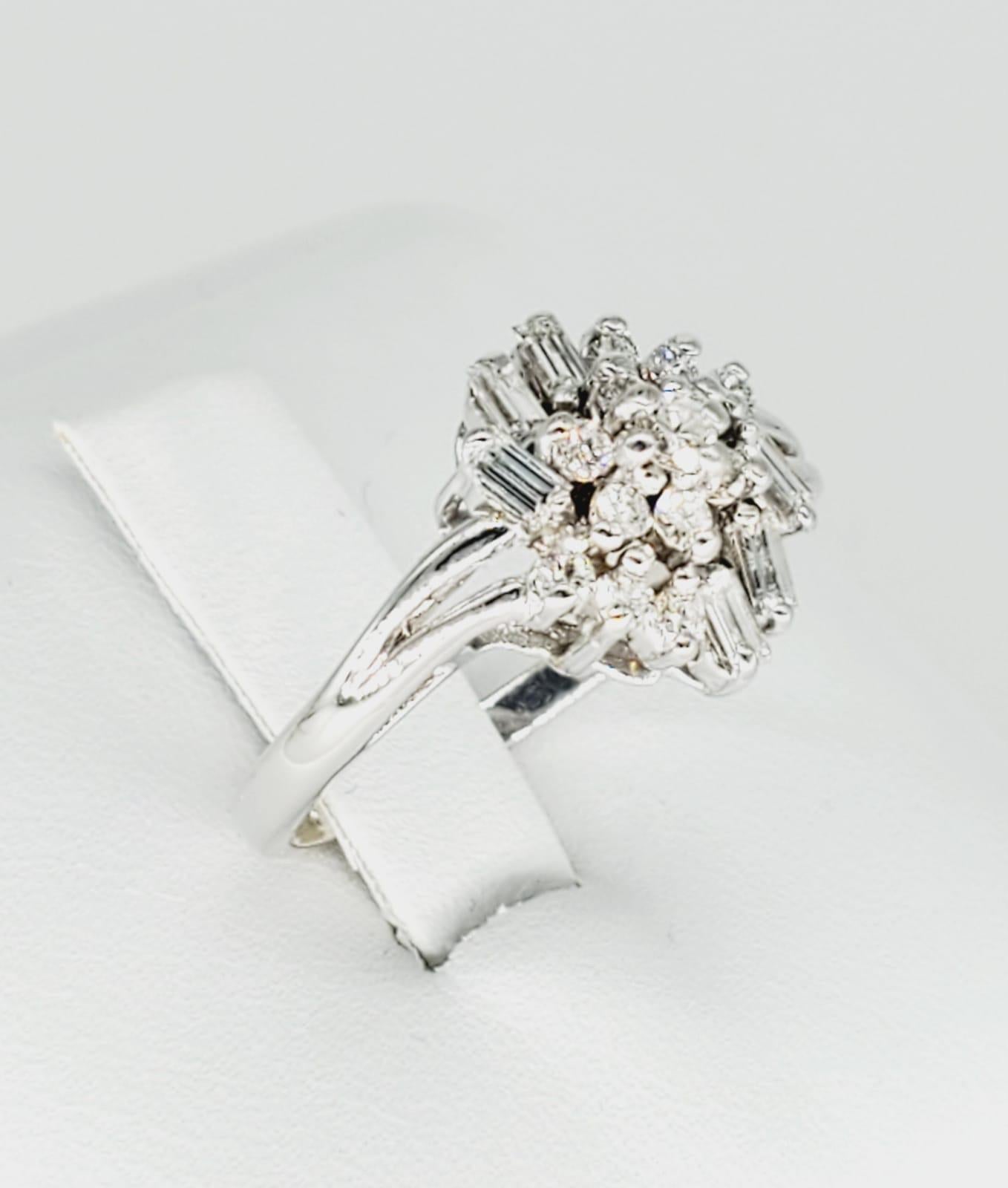 Vintage 14 Karat Gold Vintage Cluster-Ring mit weißen Diamanten in verschiedenen Formen (Baguetteschliff) im Angebot