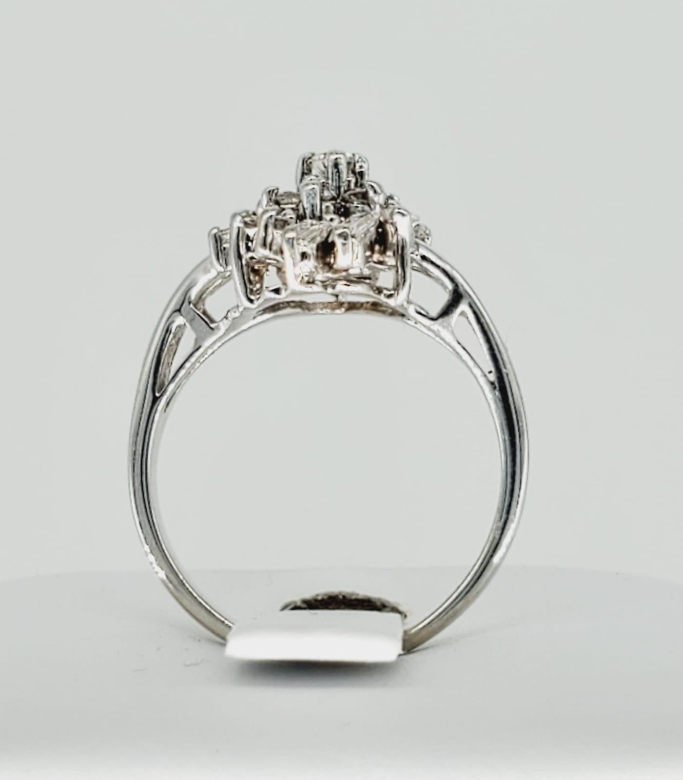 Vintage 14 Karat Gold Vintage Cluster-Ring mit weißen Diamanten in verschiedenen Formen Damen im Angebot