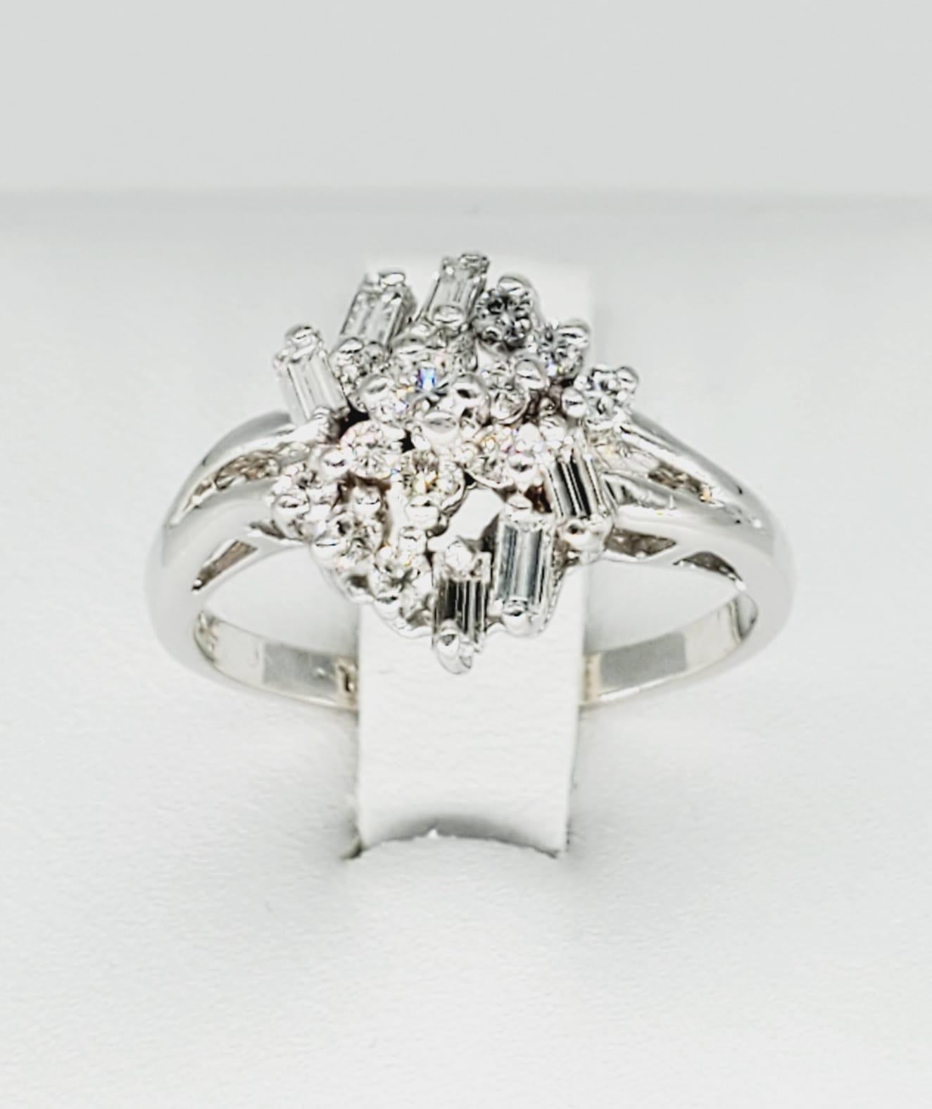 Vintage Assorted White Diamonds Cluster 14k Gold Ring. Der Ring ist atemberaubend mit runden und Baguette-Diamanten rundherum ausgestattet. Die runden Diamanten wiegen ca. 0,35 Karat und die Baguettes ca. 0,40 Karat. Die Diamanten haben die Qualität