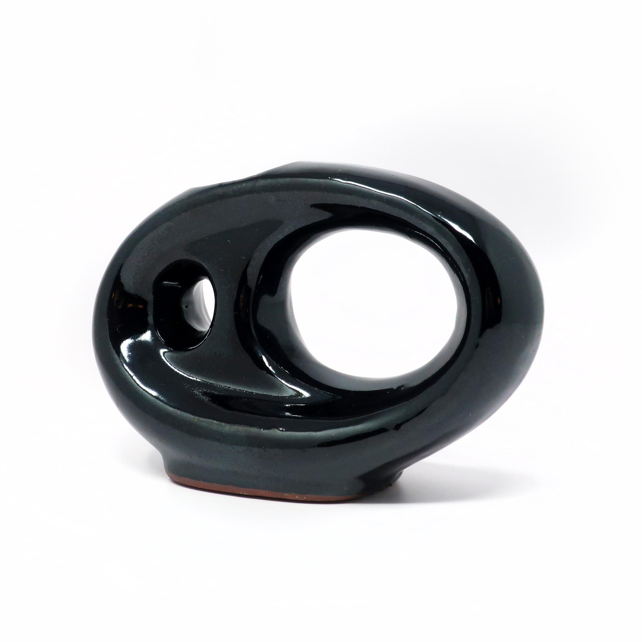 Mid-Century Modern Vase asymétrique vintage en poterie noire en vente