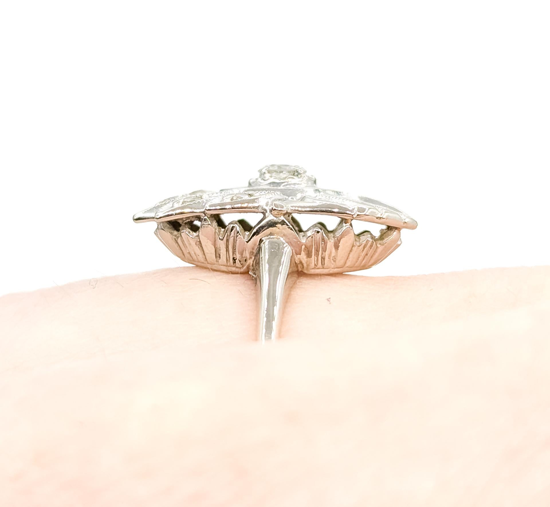 Taille ronde Bague vintage à diamant asymétrique en 14k en vente