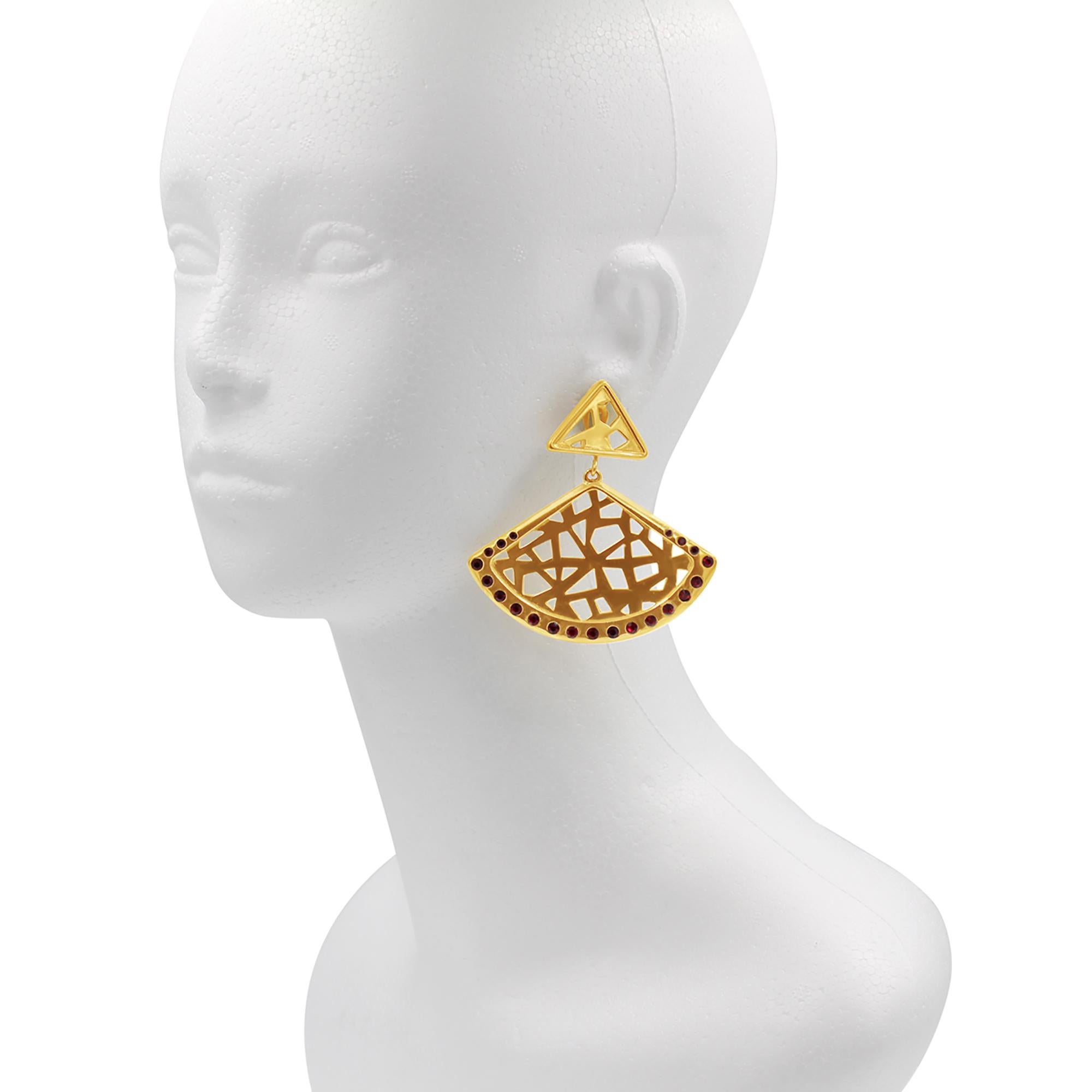 Pendientes abanico vintage Atalante tono dorado con cristal rojo, circa años 80 en venta 7
