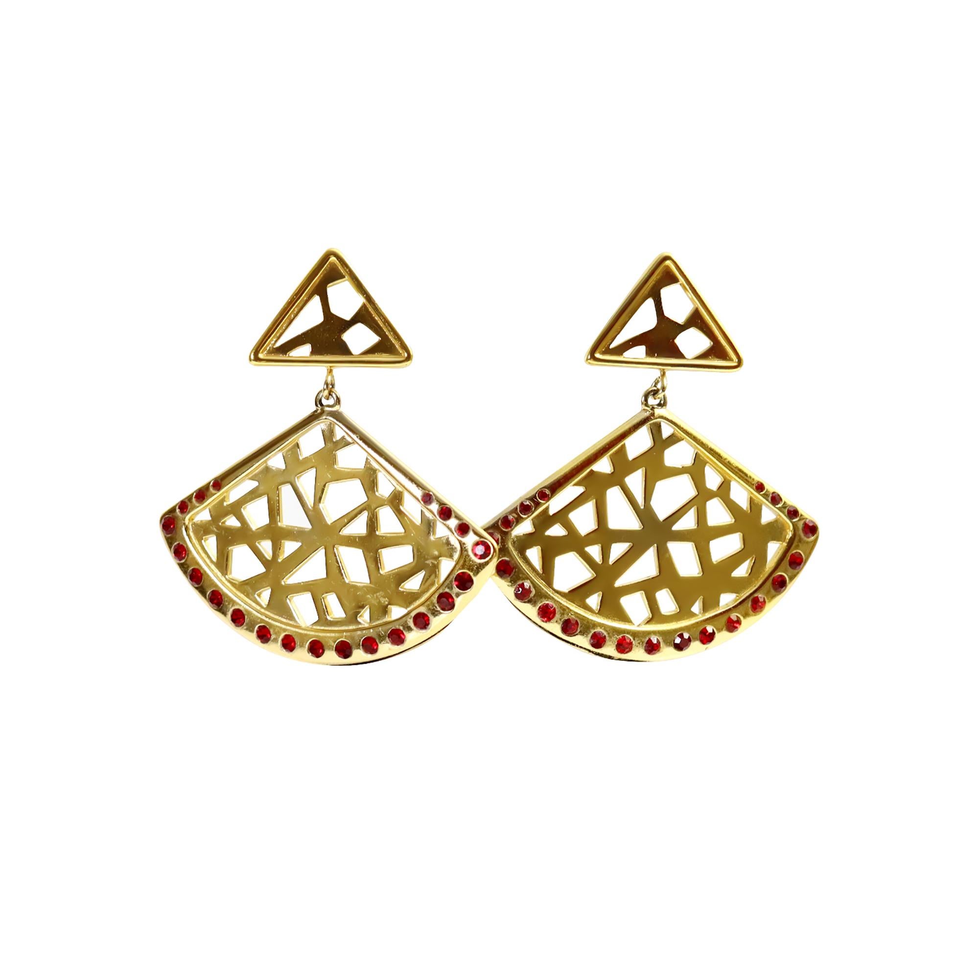 Pendientes Abanico Vintage Atalante Tono Oro con Cristal Rojo Circa Década de 1980.  Son muy especiales.  Verdaderamente muy diferente. Enganche.

Atalante fabricaba joyas para Yves Saint Laurent YSL.