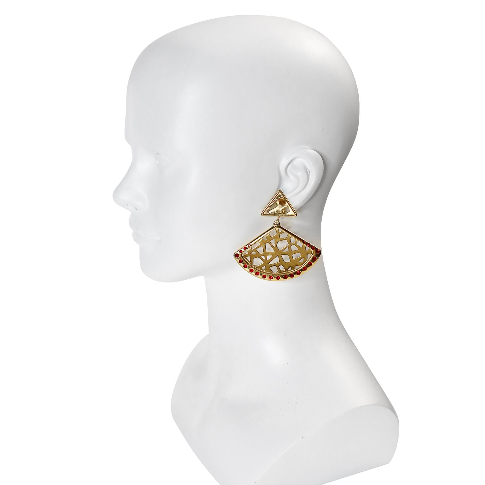 Pendientes abanico vintage Atalante tono dorado con cristal rojo, circa años 80 en Bueno estado para la venta en New York, NY