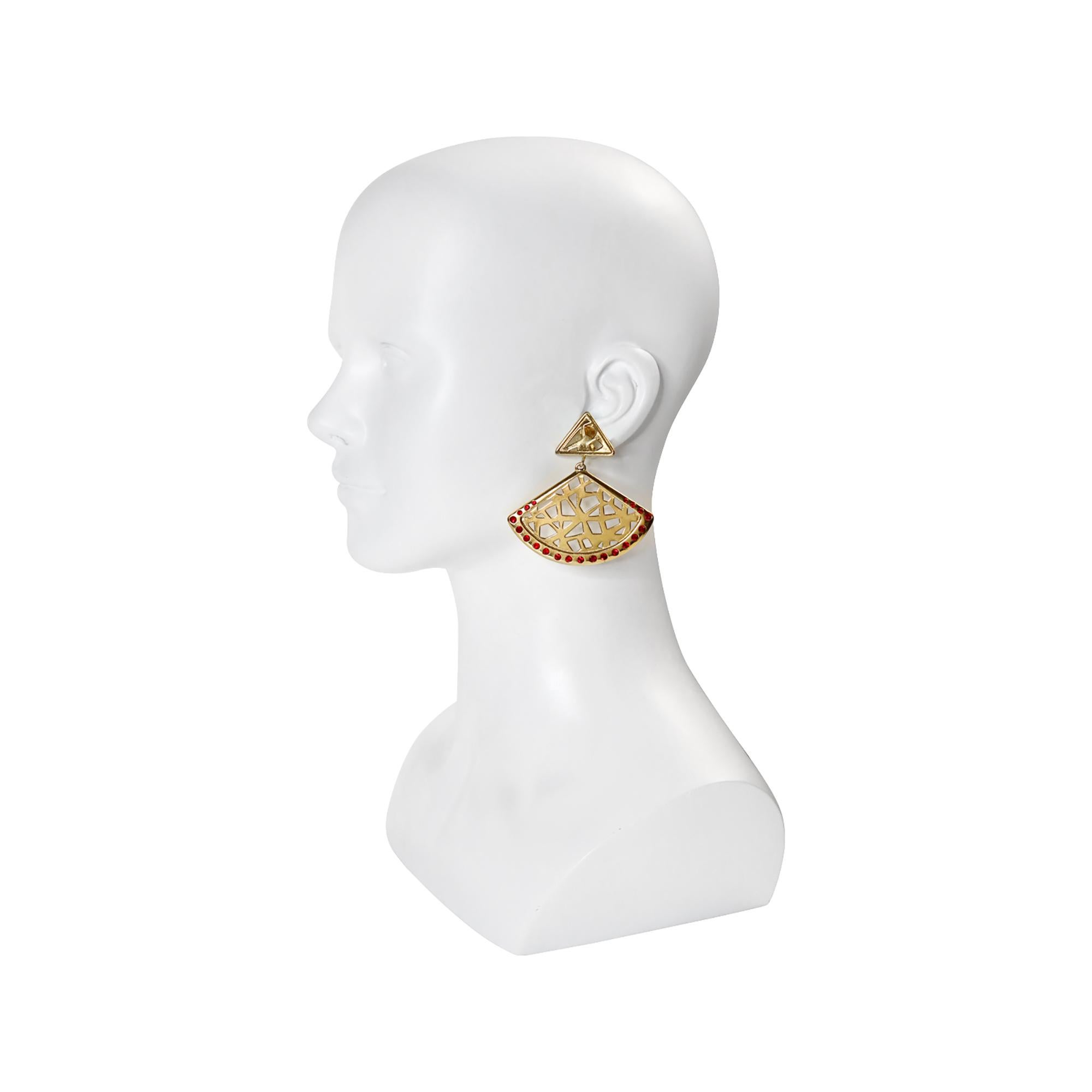 Femenino o masculino Pendientes abanico vintage Atalante tono dorado con cristal rojo, circa años 80 en venta