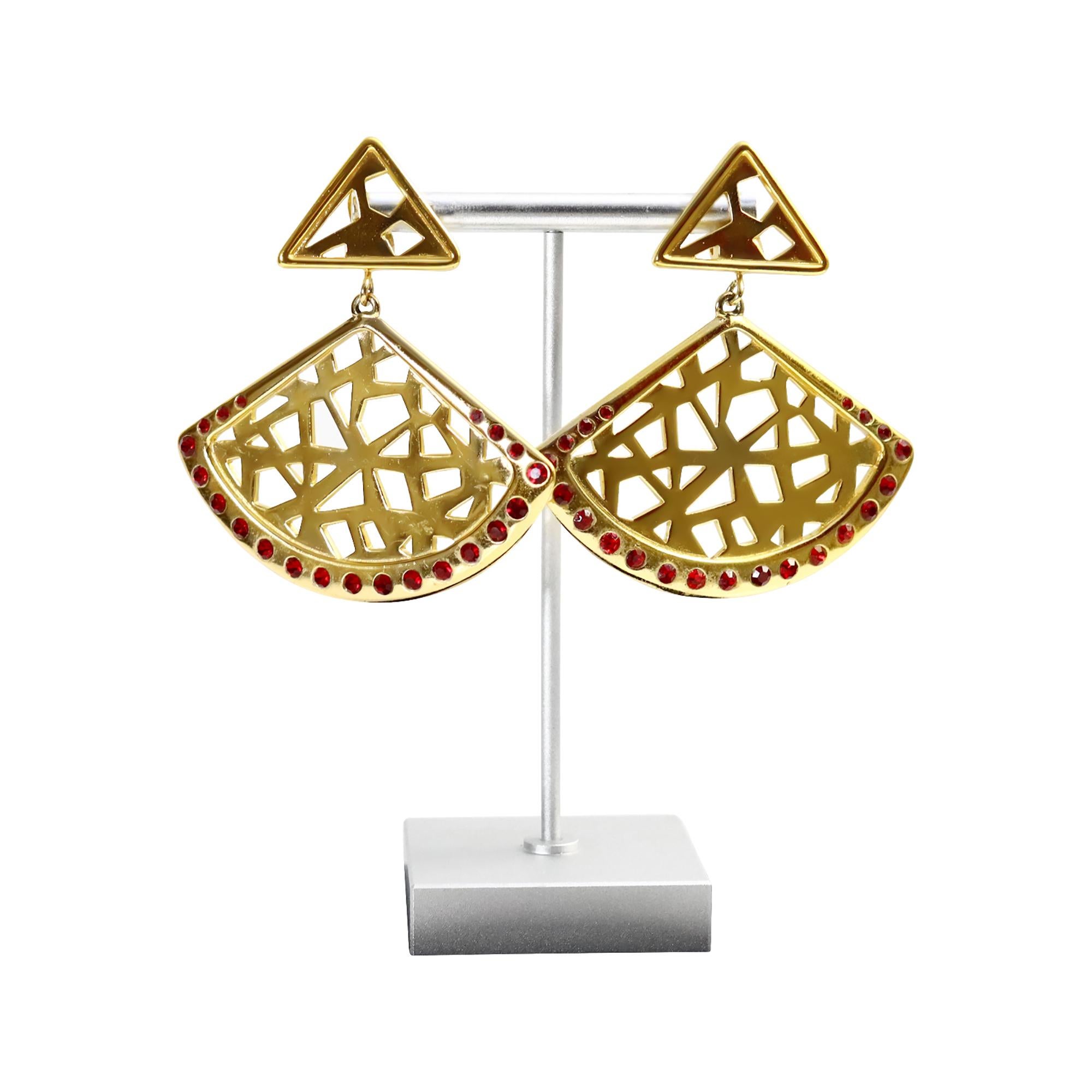 Pendientes abanico vintage Atalante tono dorado con cristal rojo, circa años 80 en venta 3