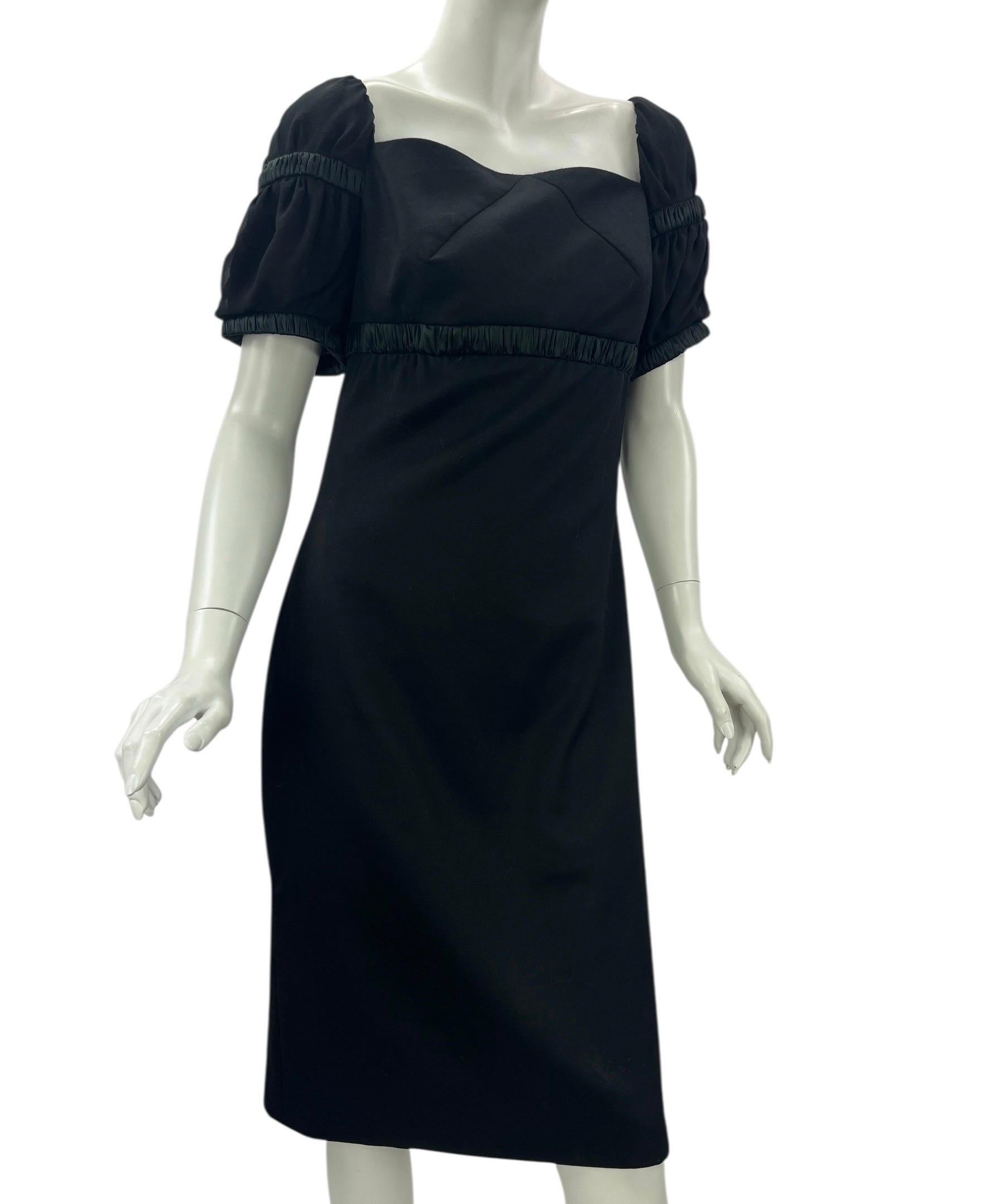 Abito nero d'epoca Atelier Versace - Rara Eleganza d'archivio

Una squisita creazione dell'esclusiva linea Atelier Versace, questo raro abito vintage incarna una raffinatezza senza tempo con un tocco di struttura romantica. Con una silhouette