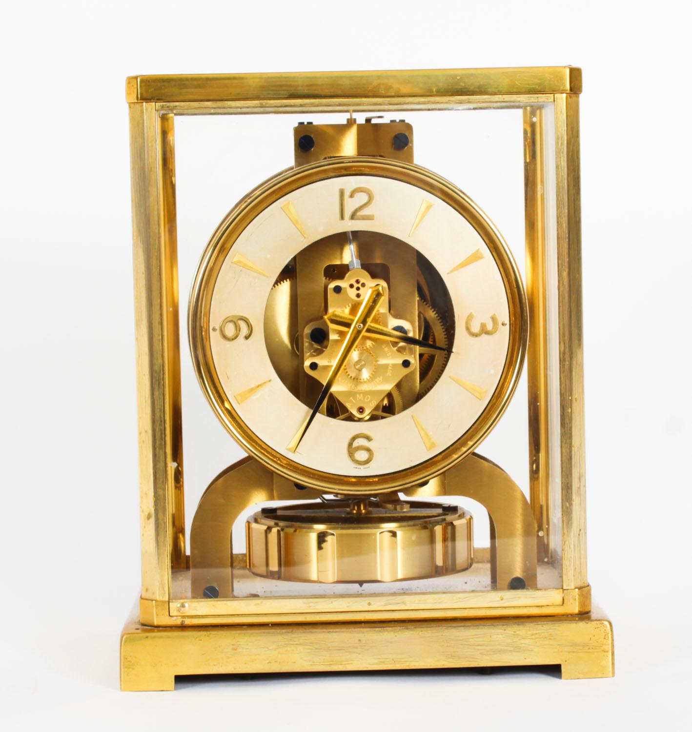 Il s'agit d'une très élégante horloge de manteau perpétuelle Vintage Atmos de Jaeger-Le Coultre, avec un mouvement bijoutier portant le numéro de référence 88942 et datant d'environ 1950.

L'horloge est présentée dans un boîtier rectangulaire en