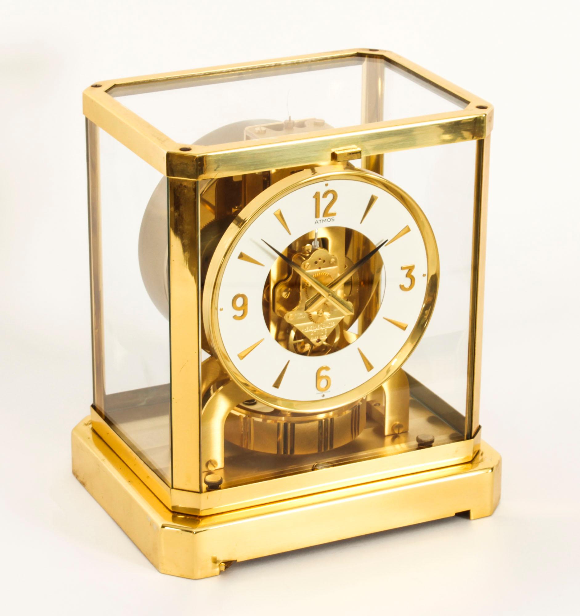 Dies ist eine sehr elegante Vintage Atmos ewigen Mantel Uhr von Jaeger-LeCoultre, mit einem Juwelen Uhrwerk mit ihrer ref  Nr. 464788 und aus dem Jahr CIRCA 1970.

Die Uhr befindet sich in einem polierten, vergoldeten, rechteckigen Messinggehäuse