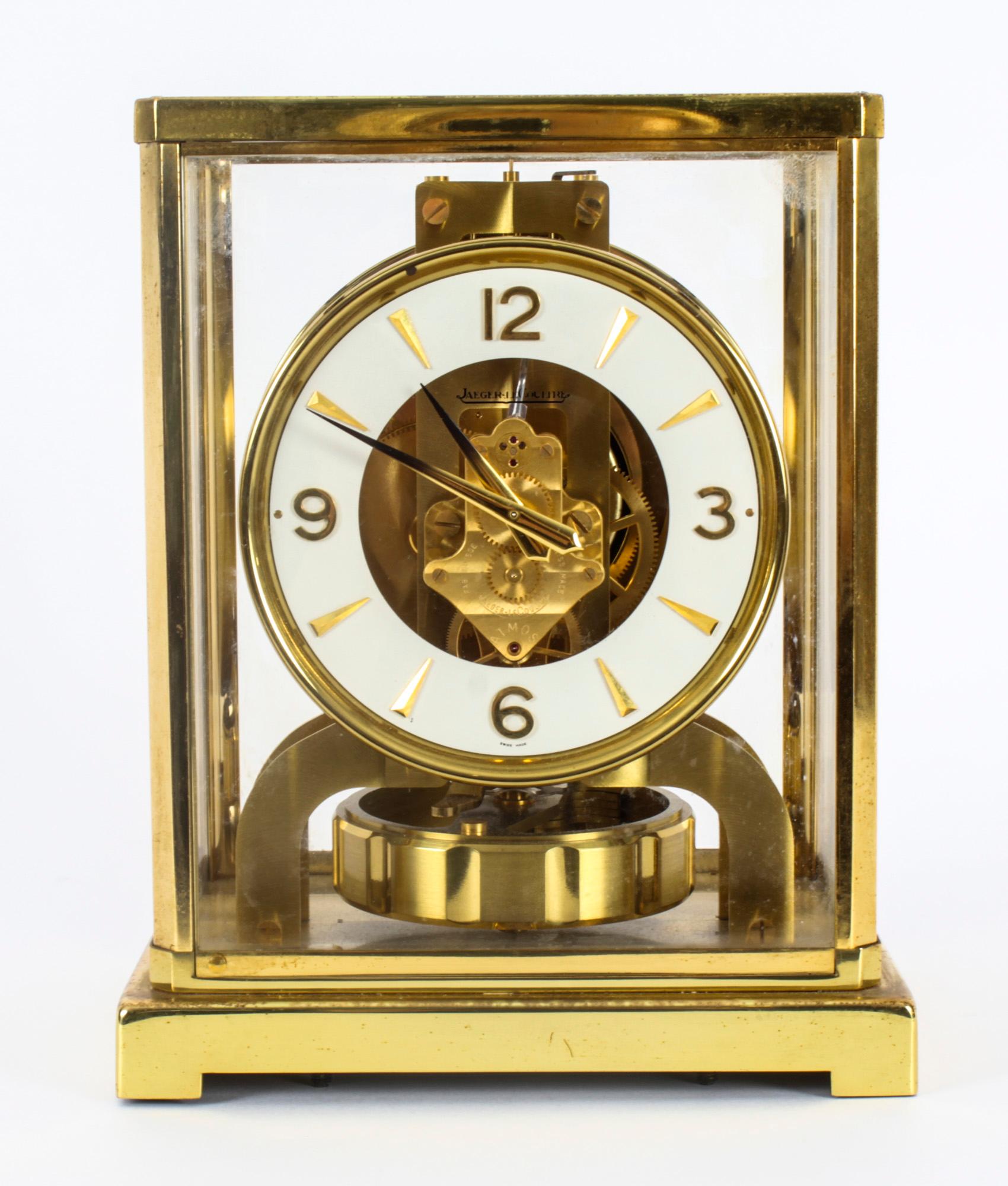 Il s'agit d'une très élégante pendule perpétuelle Atmos de Jaeger-LeCoultre, avec un mouvement à rubis portant leur réf. 138326 et datant du milieu du 20e siècle.

L'horloge est présentée dans un boîtier rectangulaire en laiton poli et doré, avec