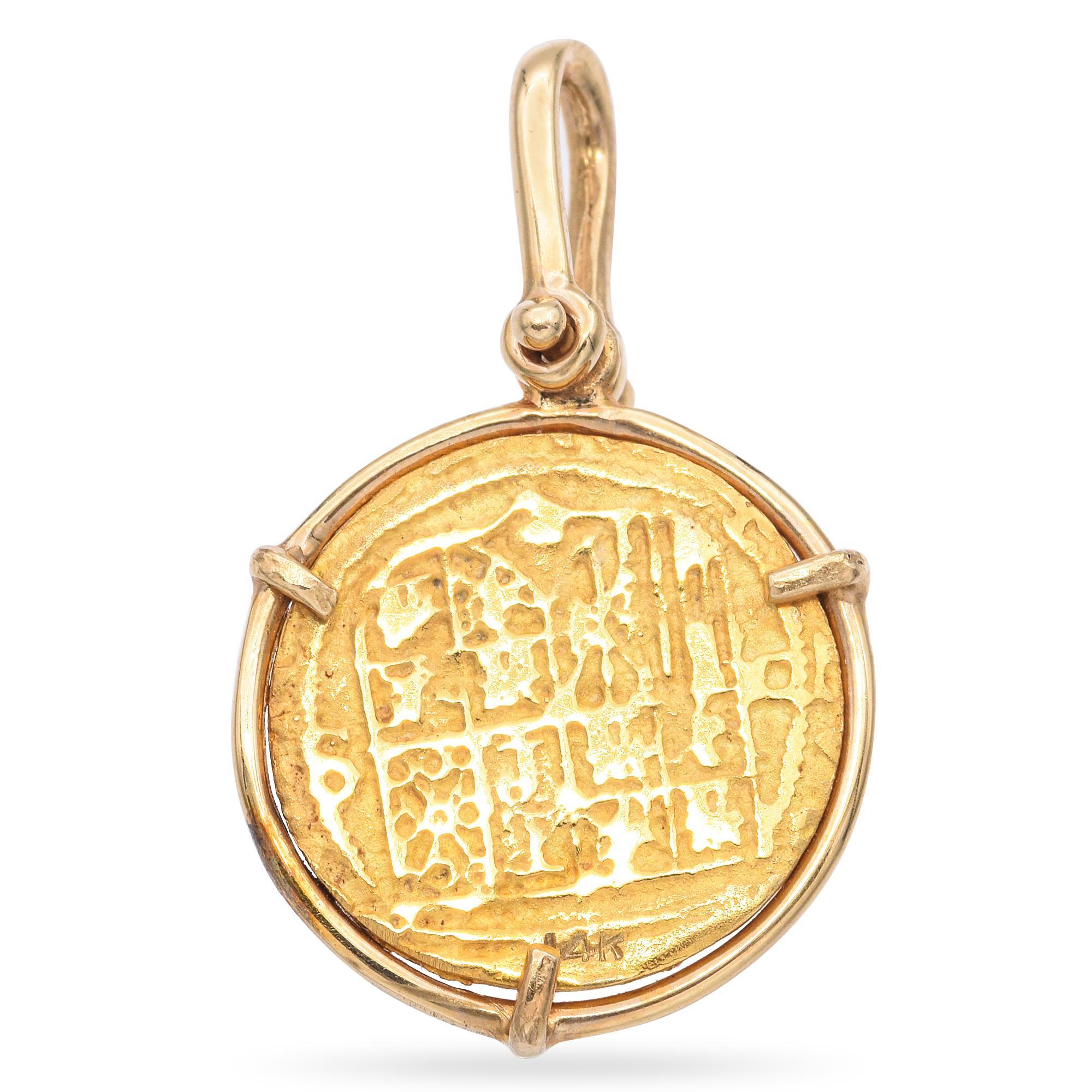 Ce pendentif remarquable présente une réplique finement travaillée d'une pièce au trésor de l'épave d'Atocha, solidement sertie dans un chaton en or jaune 14 carats fabriqué à la main. Avec son motif de croix audacieux inspiré du galion espagnol