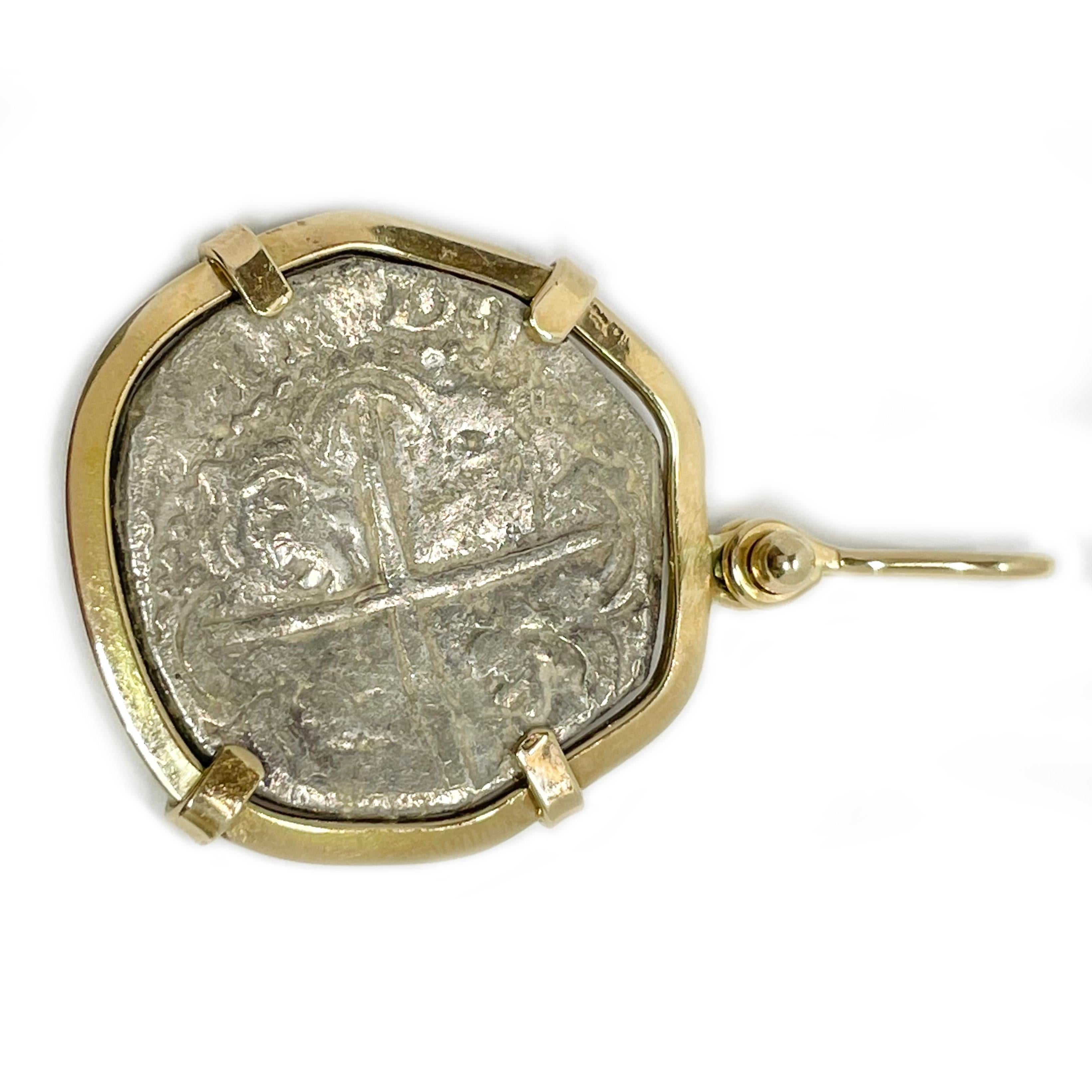Il ciondolo Vintage Atocha in oro giallo e argento presenta un mix unico di materiali con una moneta d'epoca racchiusa in un castone in oro giallo a 14 carati. L'usura della moneta aggiunge carattere e racconta una storia, mentre la combinazione di