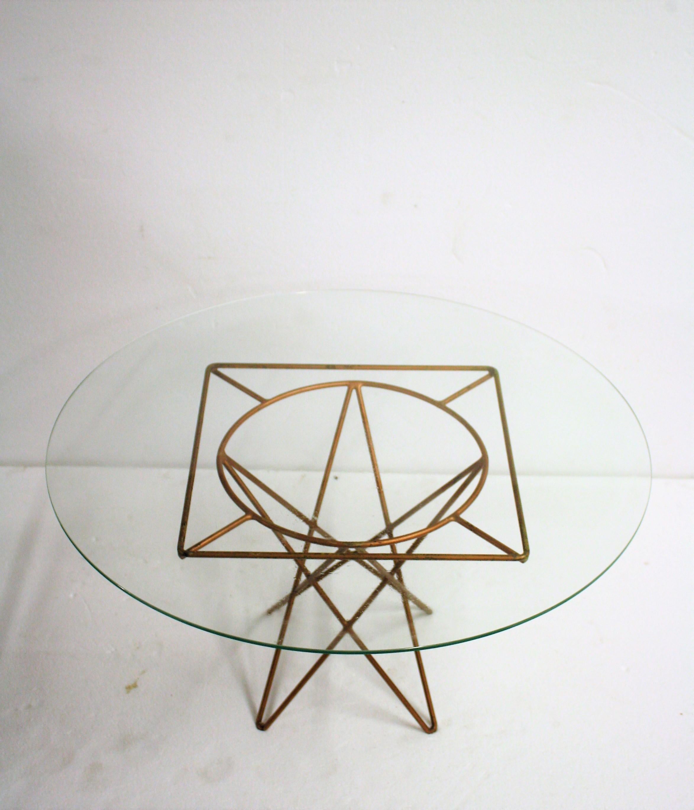 Unique metalwork frame coffee table.

The beautiful atomic design typical for the fifties era design and the craftsmanship make this table unique.

It comes with a clear glass round top.

Good condition, slight patinated frame.

1950s,