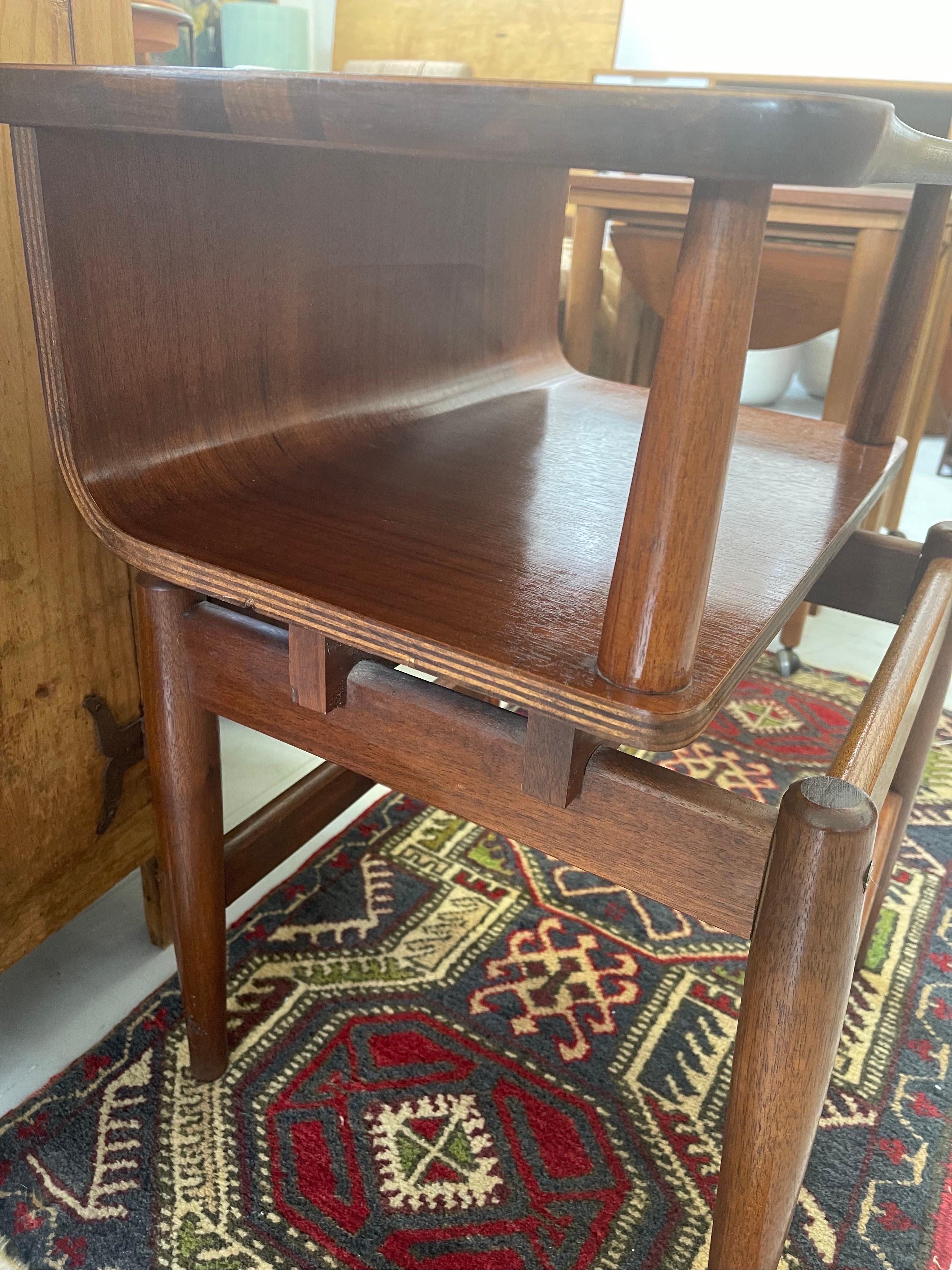 Bois Table d'appoint atomique vintage de style moderne du milieu du siècle dernier en vente