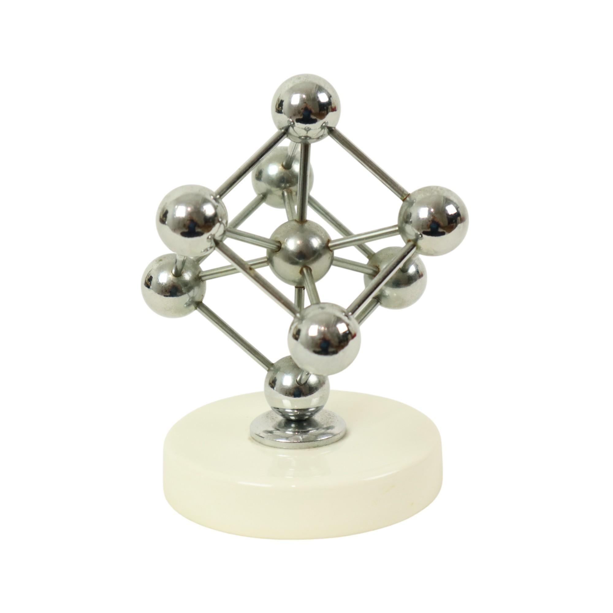 Statua Atomium d'epoca in metallo cromato e base rotonda in ceramica o porcellana smaltata bianca, un vero pezzo di memorabilia dell'Expo 58, non marcato. In origine aveva un adesivo grigio e blu con la scritta 
