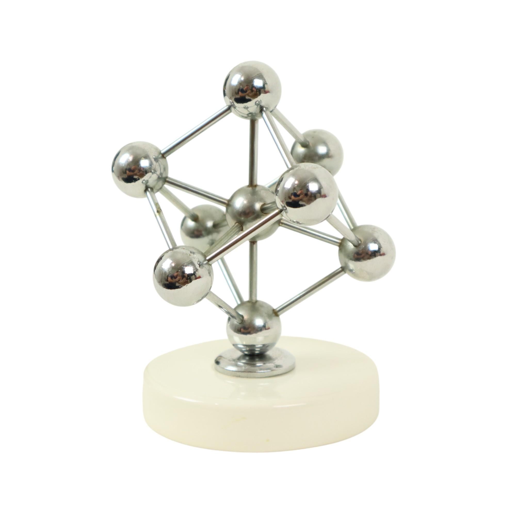 Statua Atomium d'epoca in ceramica cromata Expo 58 Souvenir In condizioni buone in vendita a Poperinge, BE