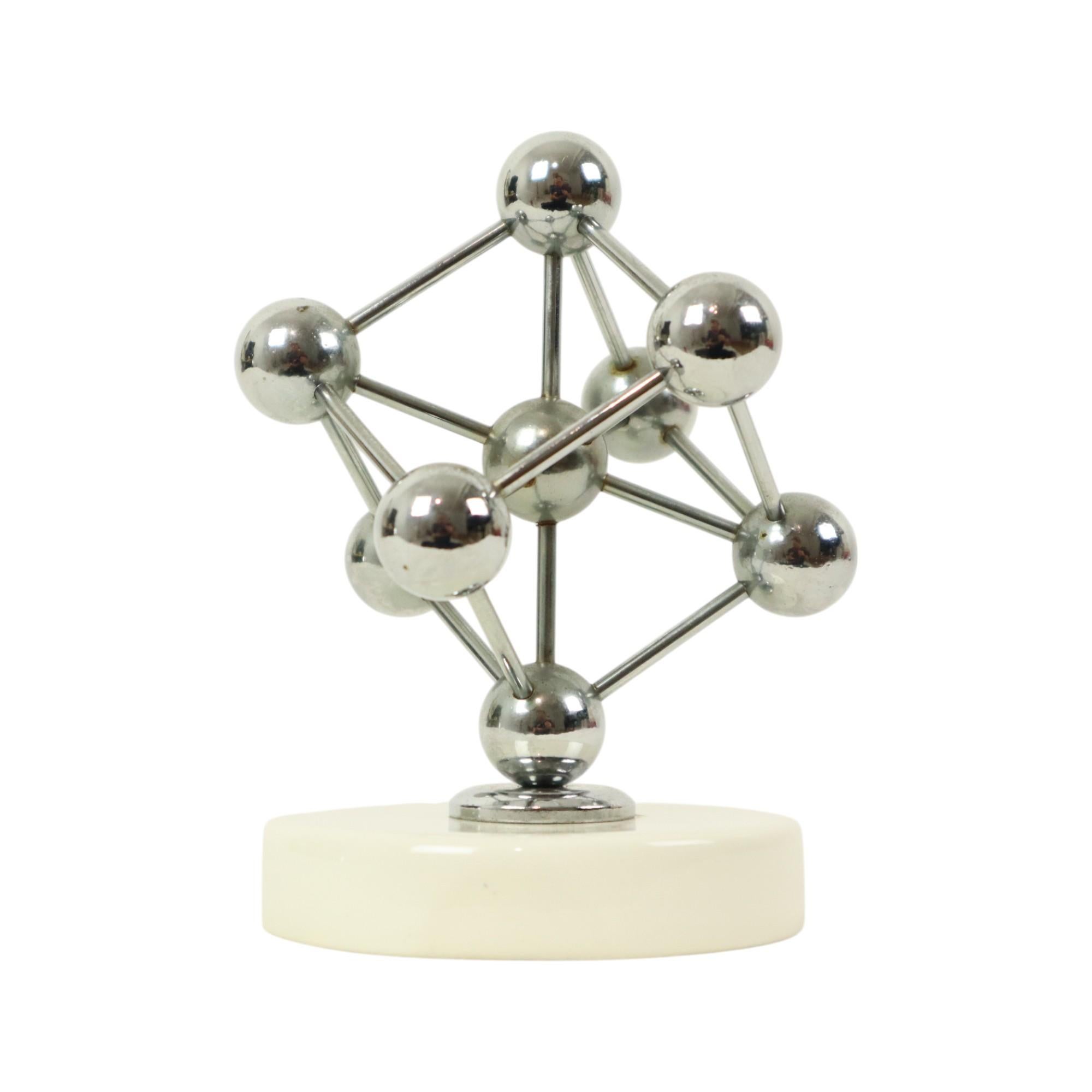 Ceramica Statua Atomium d'epoca in ceramica cromata Expo 58 Souvenir in vendita