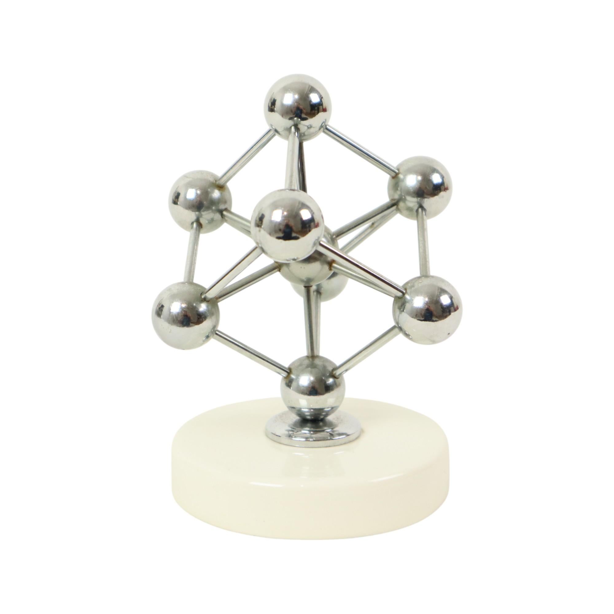 Statua Atomium d'epoca in ceramica cromata Expo 58 Souvenir in vendita 1