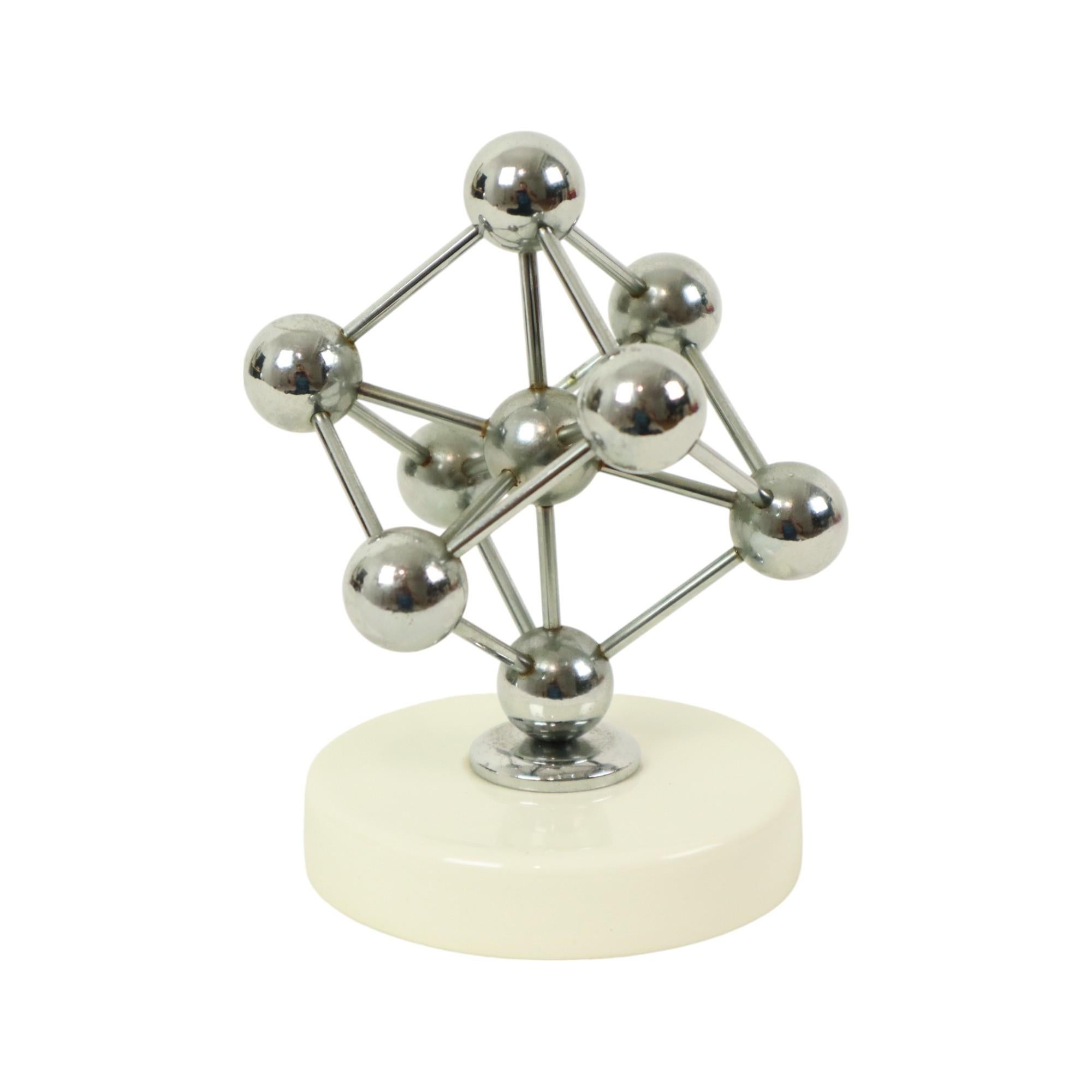 Statua Atomium d'epoca in ceramica cromata Expo 58 Souvenir in vendita 2