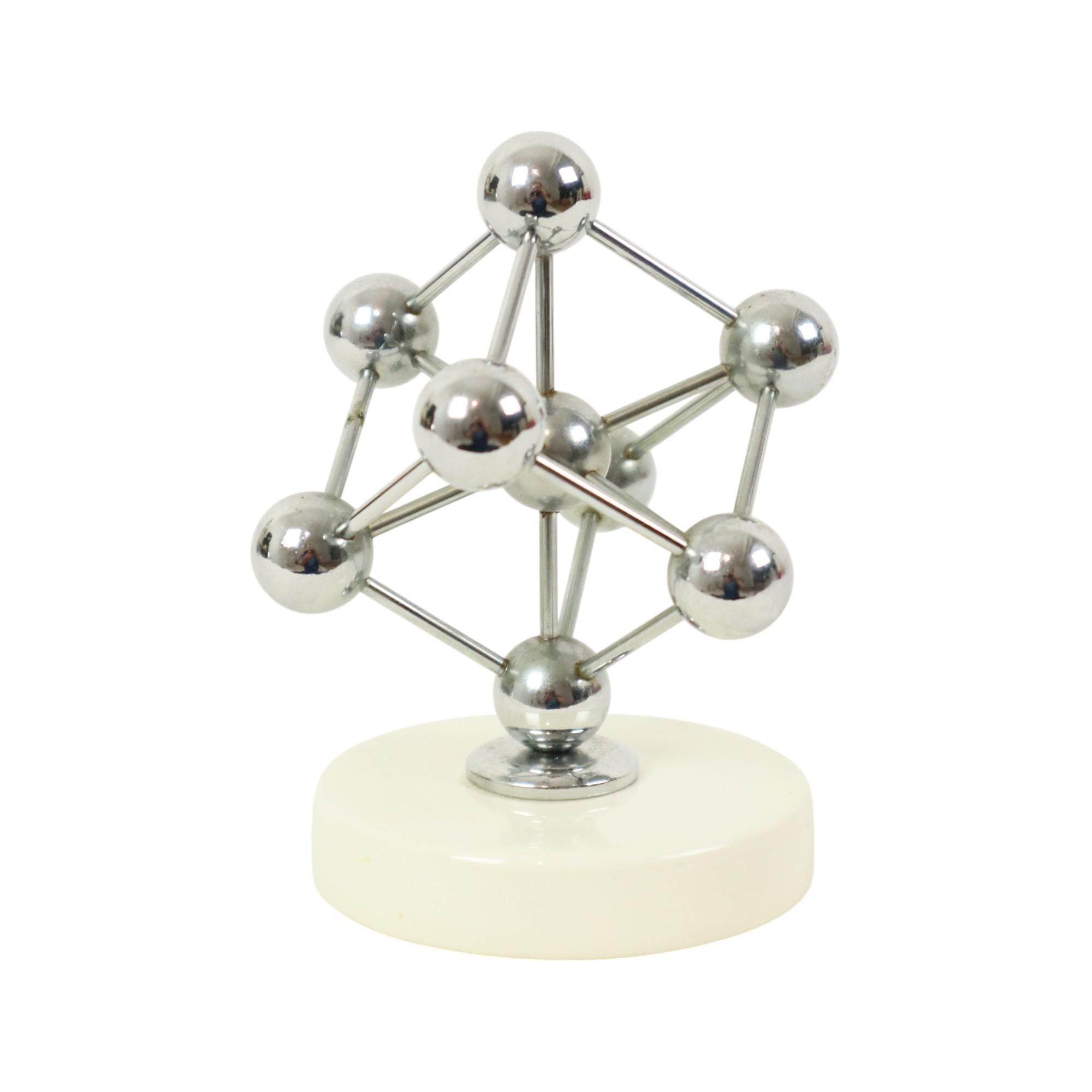 Statua Atomium d'epoca in ceramica cromata Expo 58 Souvenir in vendita 3