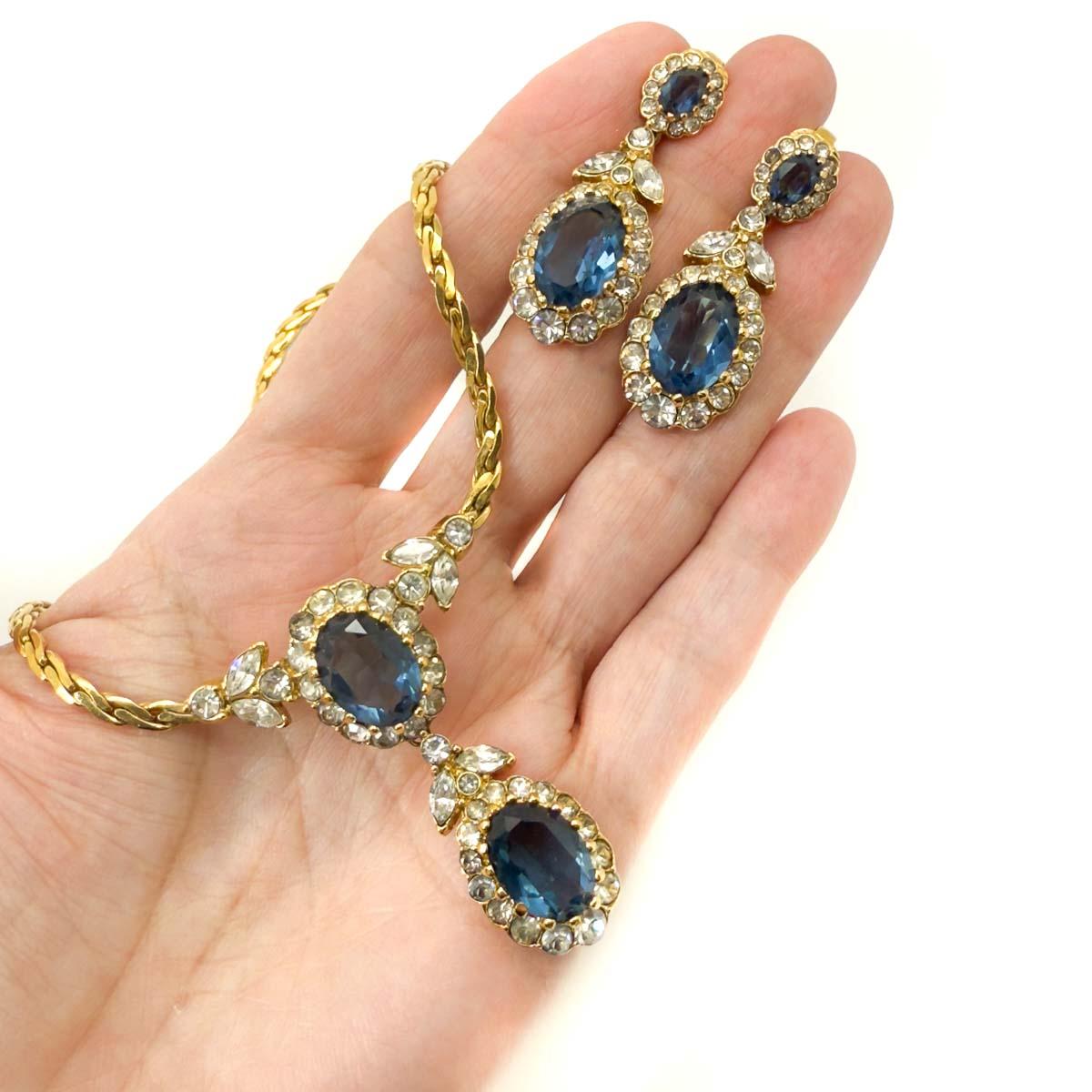 Conjunto vintage de collar y pendientes de zafiro Attwood & Sawyer - Elegancia regia de los años 80
Intemporalmente elegante y bellamente elaborado, este conjunto Attwood & Sawyer de los años 80 canaliza el irresistible encanto de las joyas clásicas