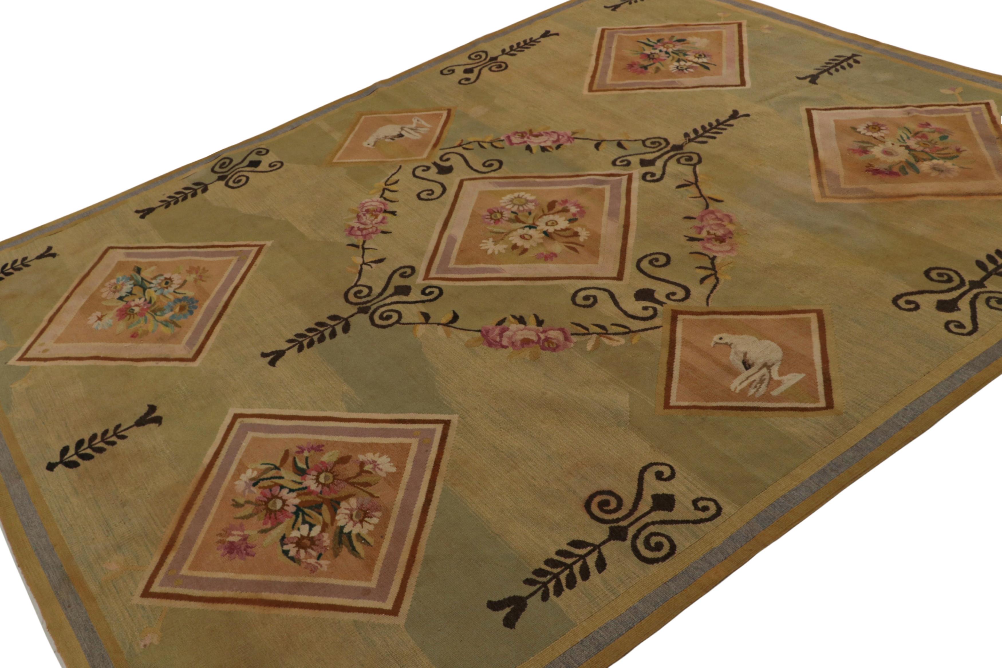 Handgewebt in Wolle und stammt aus Frankreich ca. 1950-1960, ist dieser Artikel ein 8x9 Mitte des Jahrhunderts Vintage Aubusson Flachgewebe-Teppich. Das Design besteht aus einem chartreusegrünen Feld und Zeichnungen, die von botanischen Blumen bis