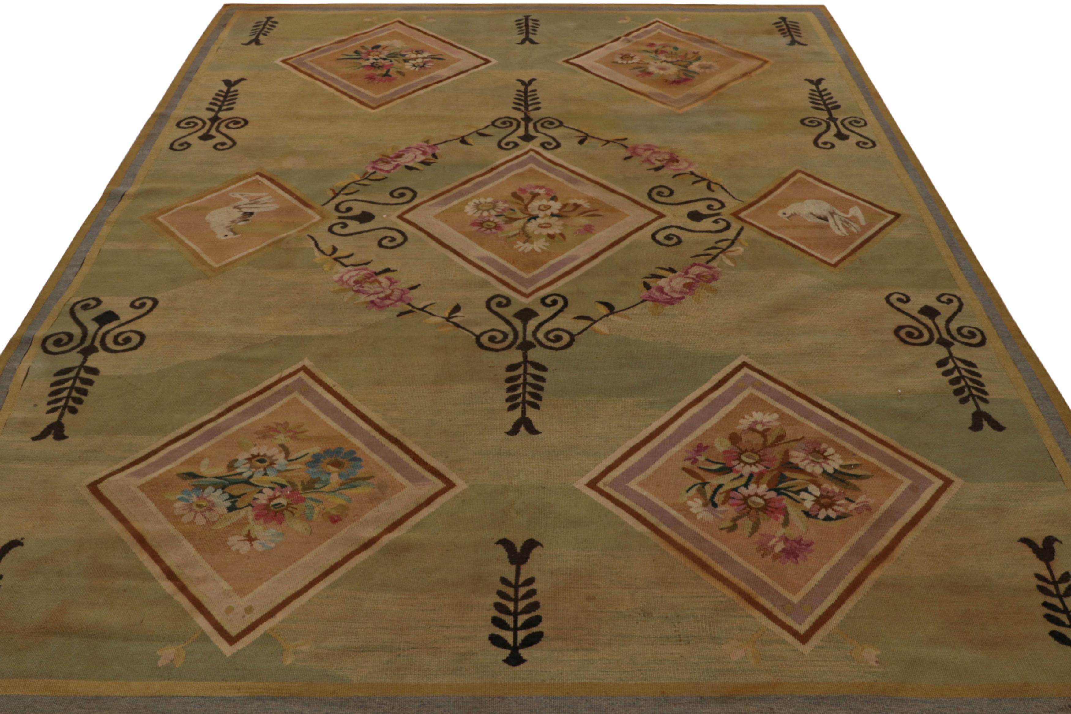 Vintage Aubusson Flachgewebeteppich mit beige-grünen Blumenmedaillons, von Rug&Kilim (Kelim) im Angebot