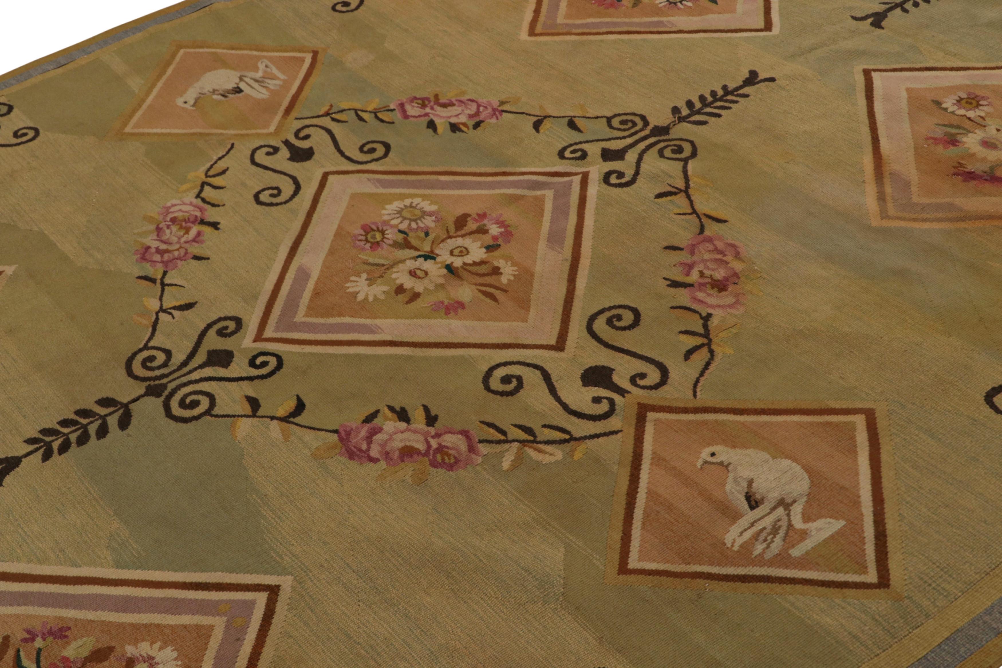 Vintage Aubusson Flachgewebeteppich mit beige-grünen Blumenmedaillons, von Rug&Kilim (Französisch) im Angebot