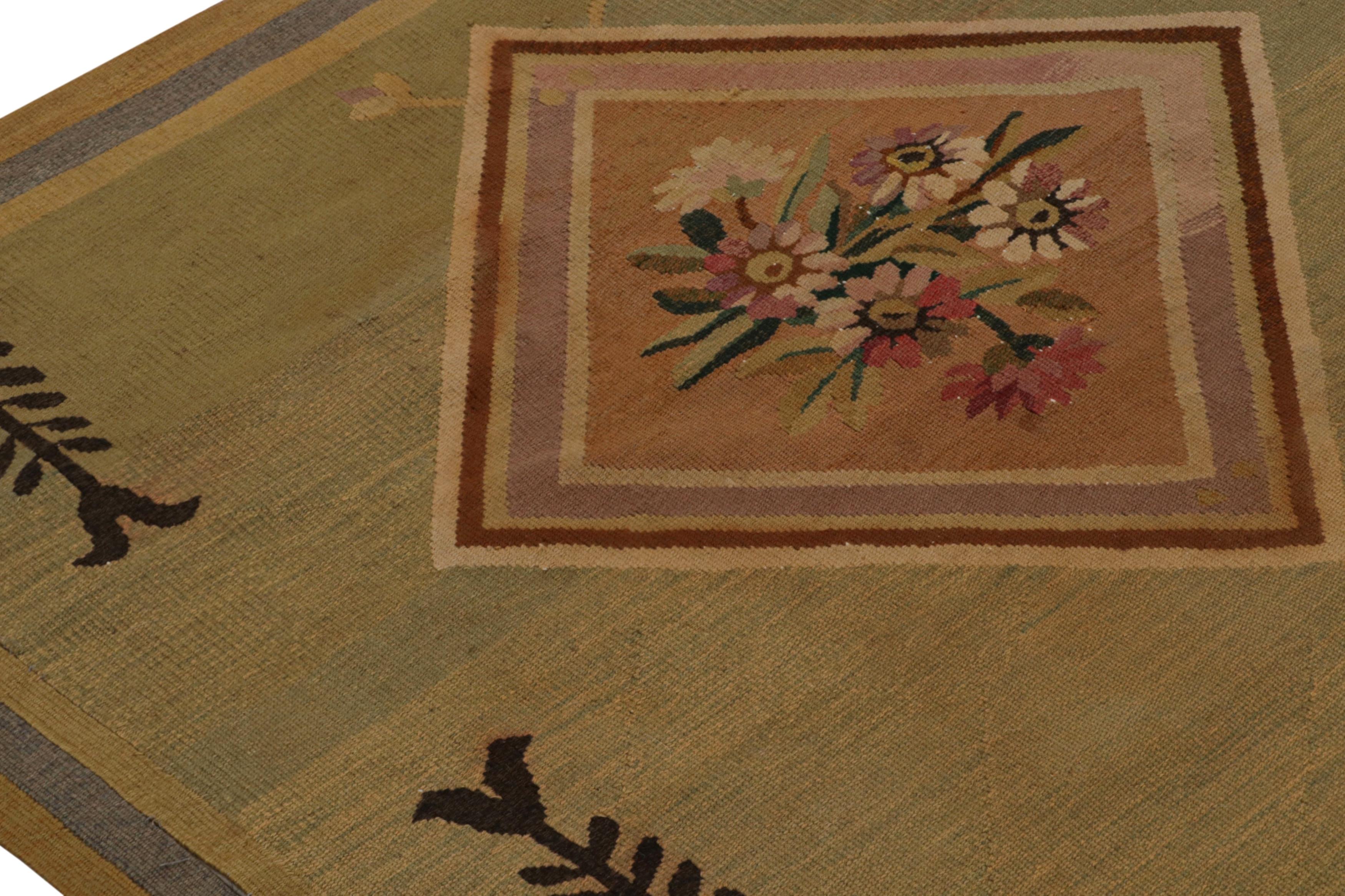 Vintage Aubusson Flachgewebeteppich mit beige-grünen Blumenmedaillons, von Rug&Kilim (Handgewebt) im Angebot