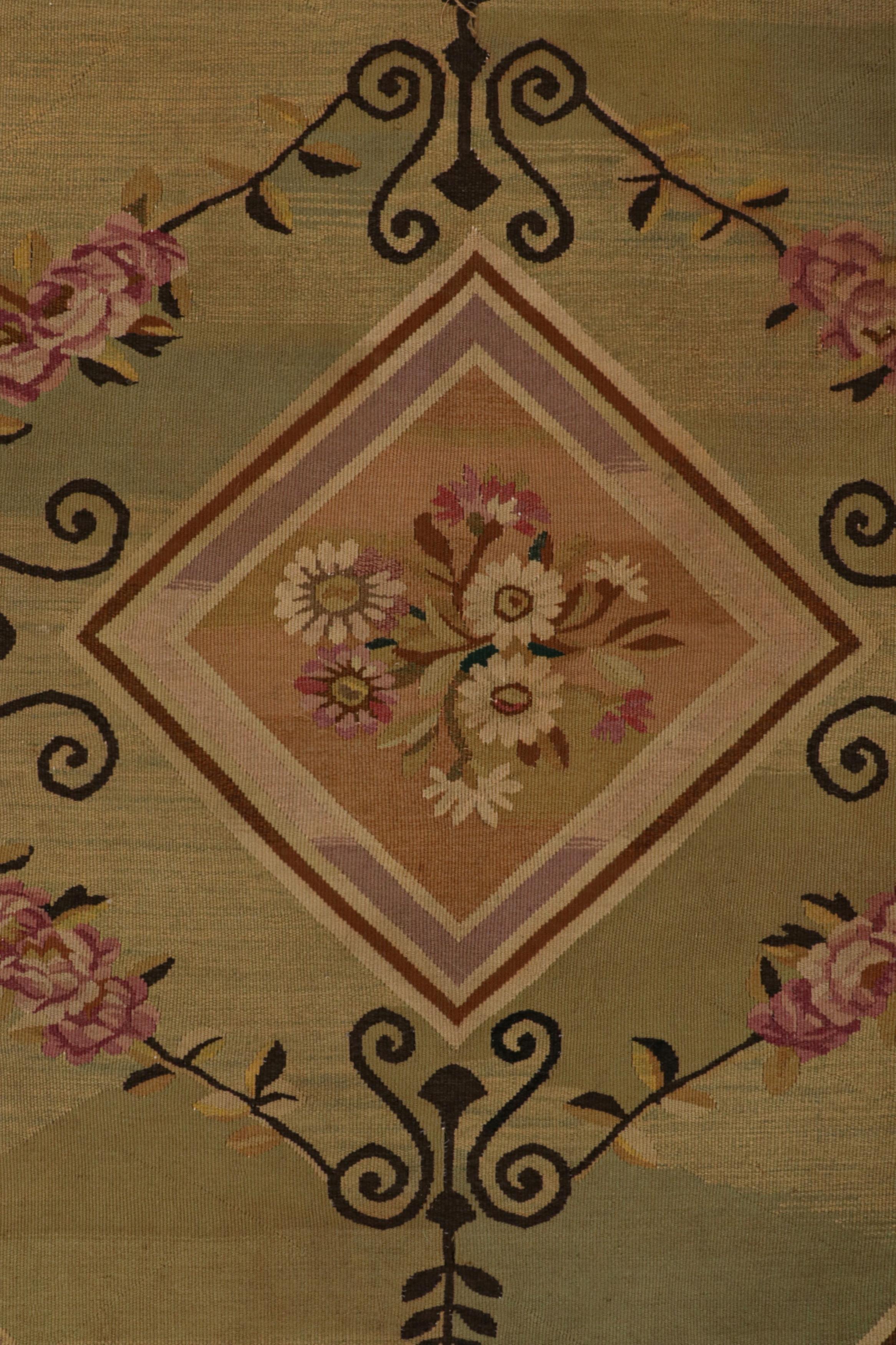 Vintage Aubusson Flachgewebeteppich mit beige-grünen Blumenmedaillons, von Rug&Kilim im Zustand „Gut“ im Angebot in Long Island City, NY