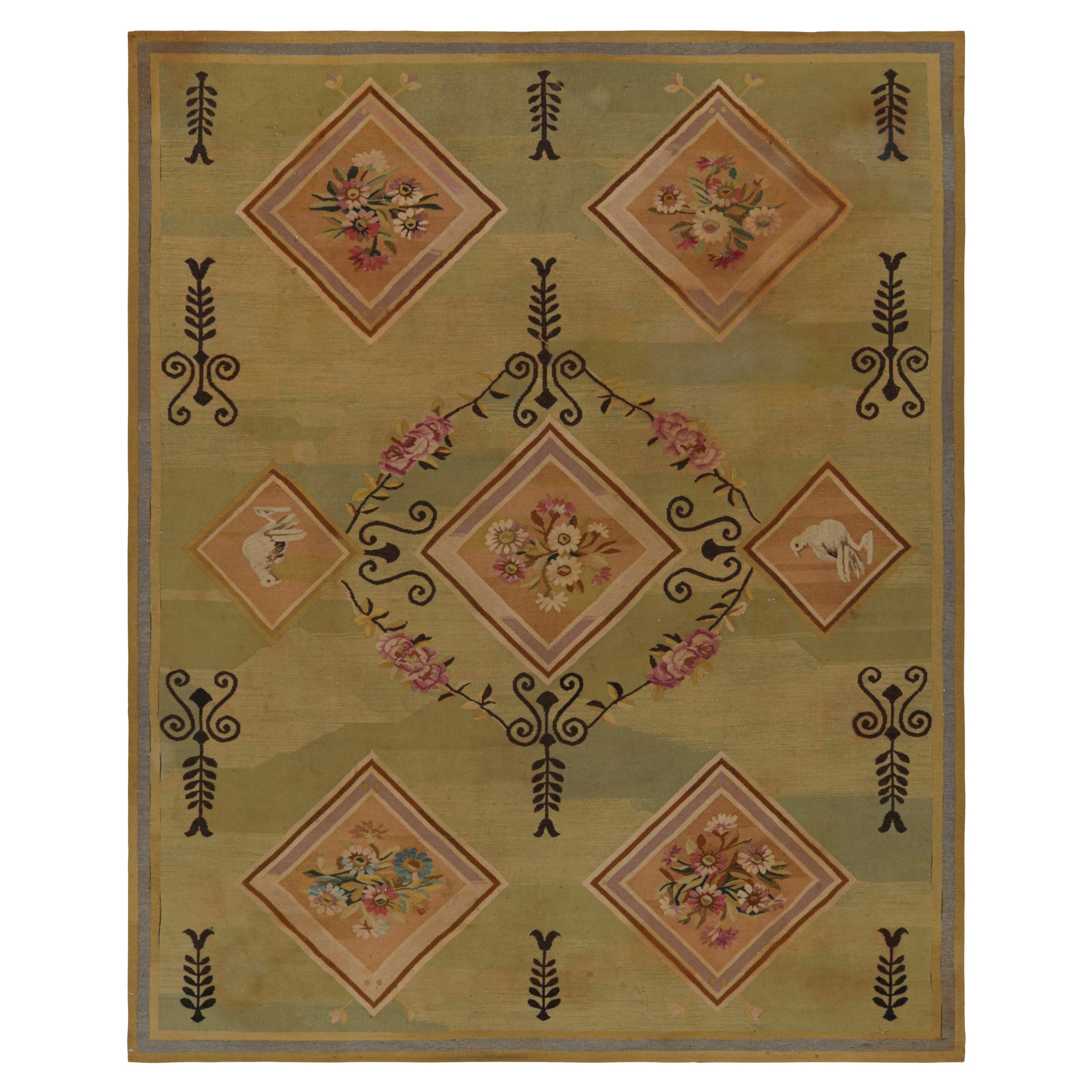 Tappeto vintage Aubusson a trama piatta con medaglioni floreali in verde-beige, di Rug 
Kilim