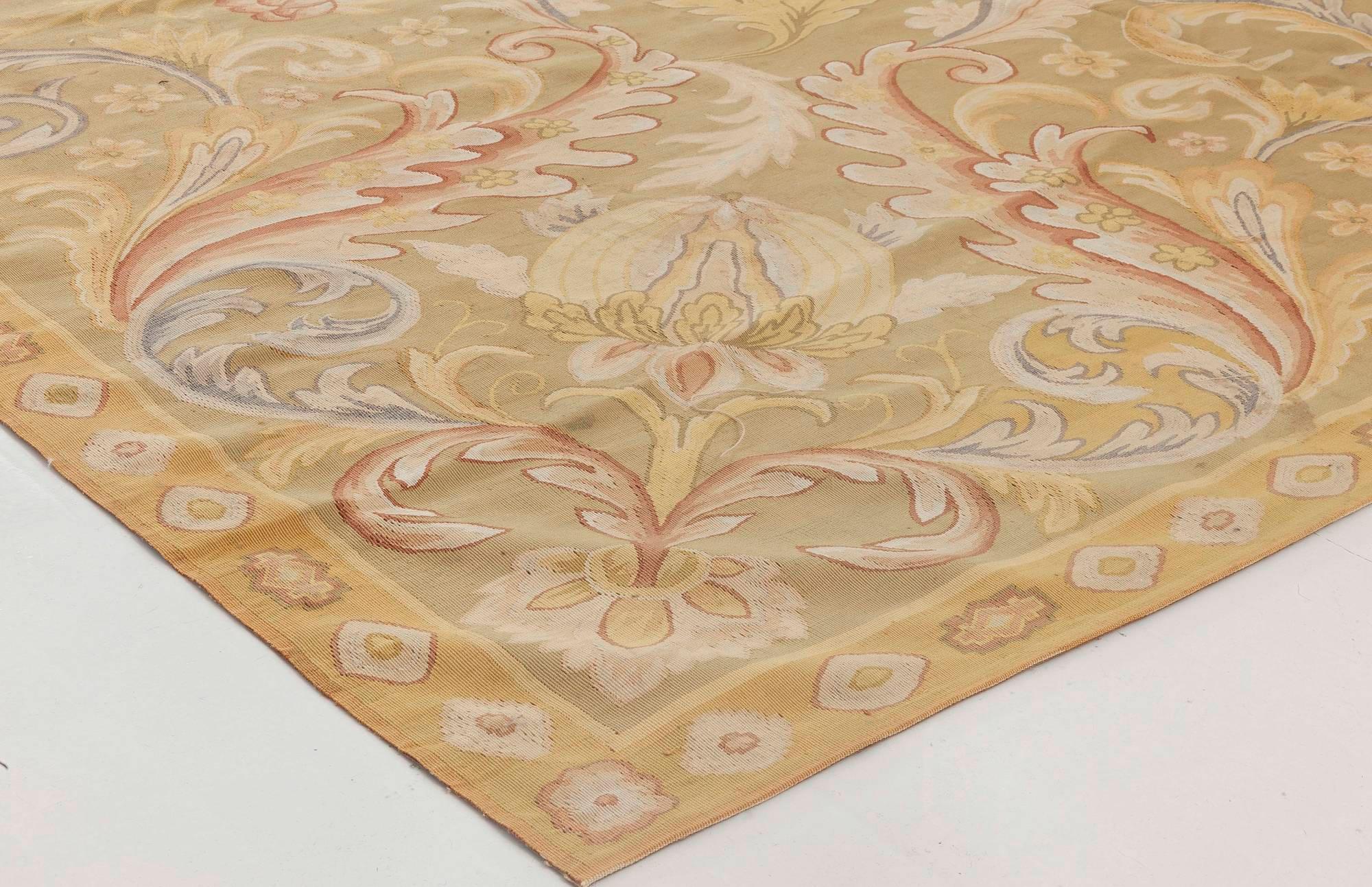 Vintage Aubusson Floral Handmade Rug In Good Condition For Sale In New York, NY