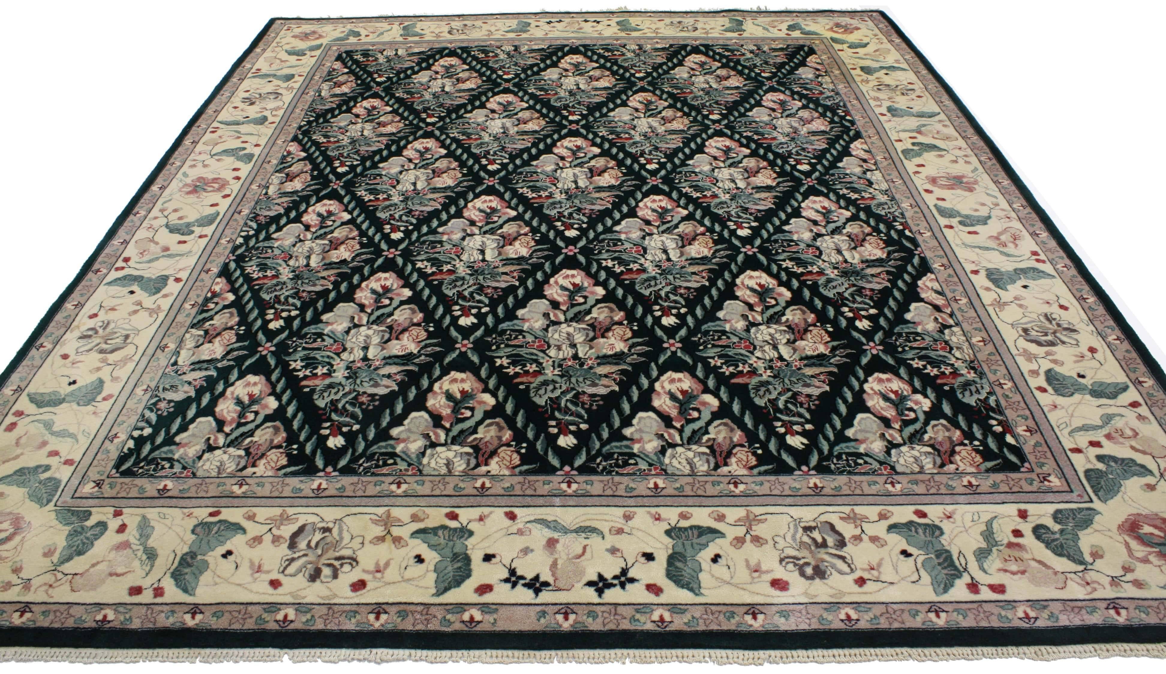 76666 Alfombra China Vintage Garden Trellis con Encanto Campestre Inglés y Estilo Chintz 07'10 x 09'06. Inspirada en Mario Buatta y en el estilo Chintz, esta alfombra china vintage de lana anudada a mano presenta un motivo floral clásico de