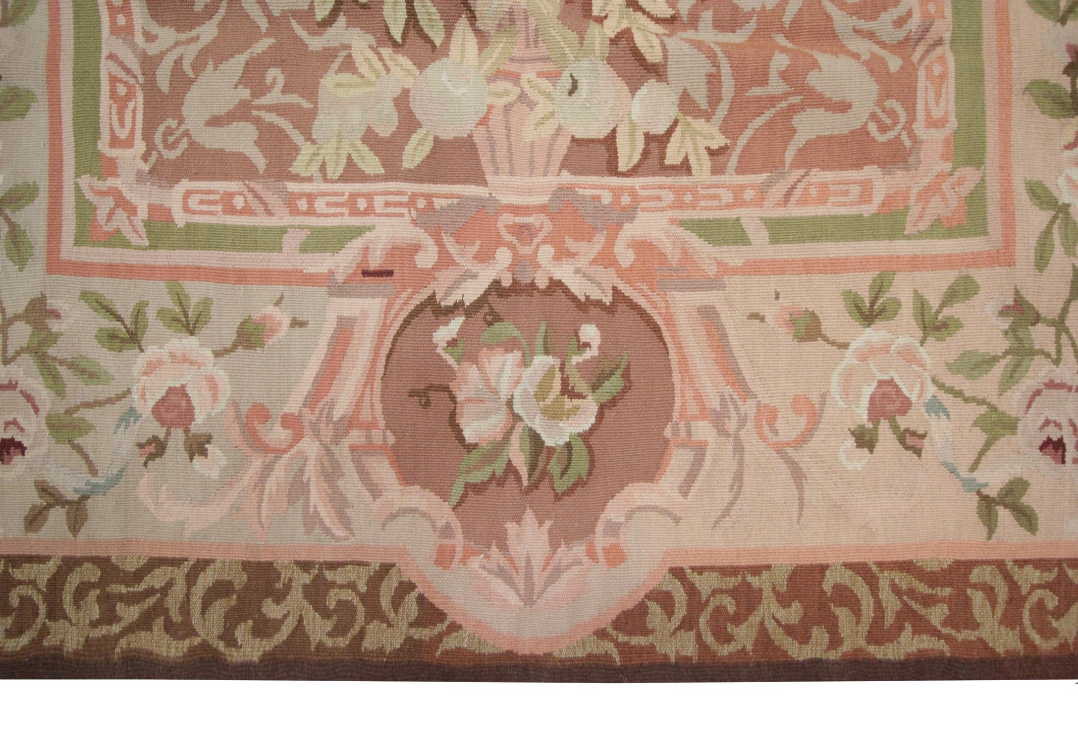 Noué à la main Tapis vintage français de style Aubusson en tapisserie à l'aiguille, tapis de tapisserie tissé à la main en vente