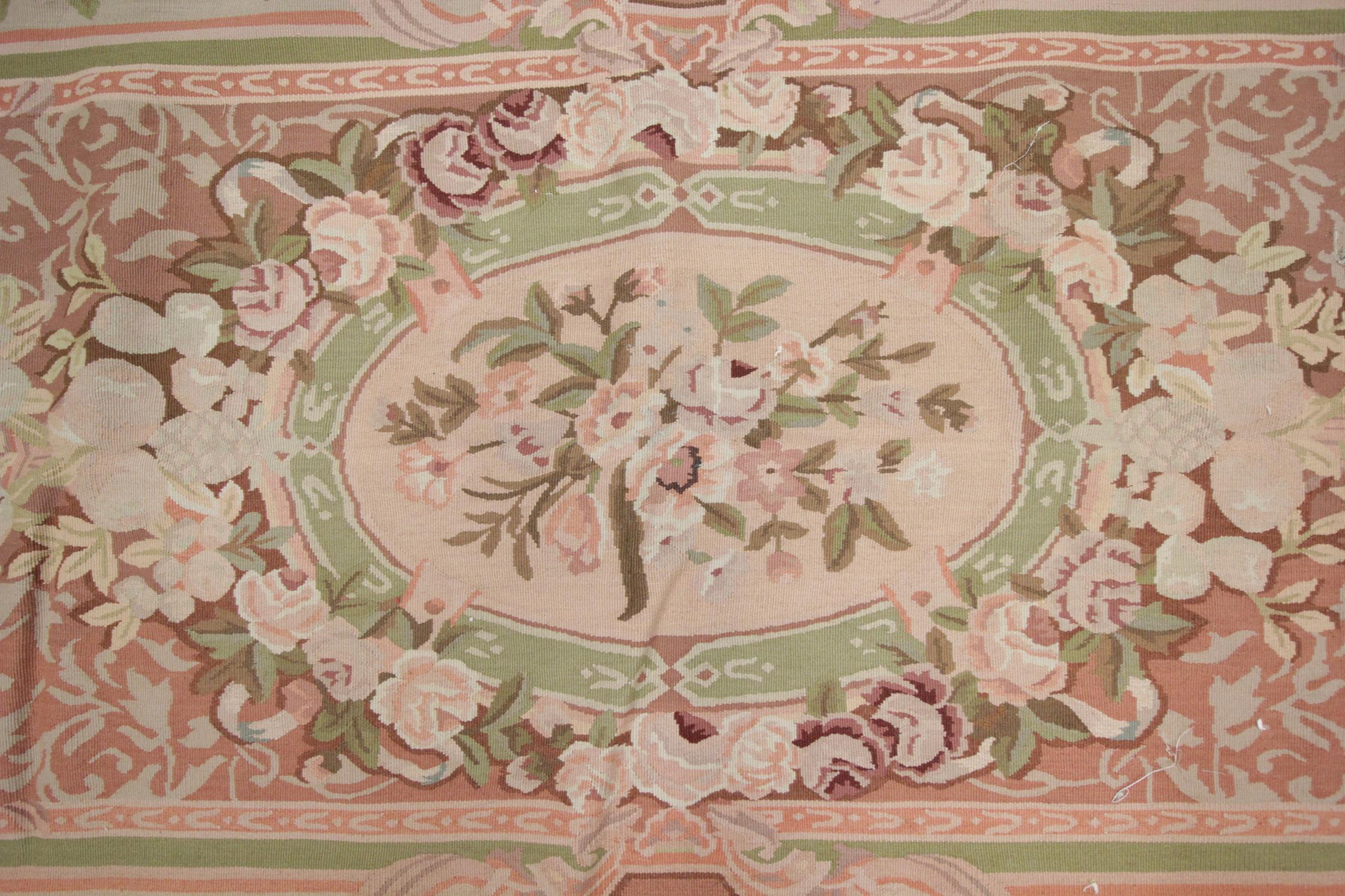 Tapis vintage français de style Aubusson en tapisserie à l'aiguille, tapis de tapisserie tissé à la main Excellent état - En vente à Hampshire, GB