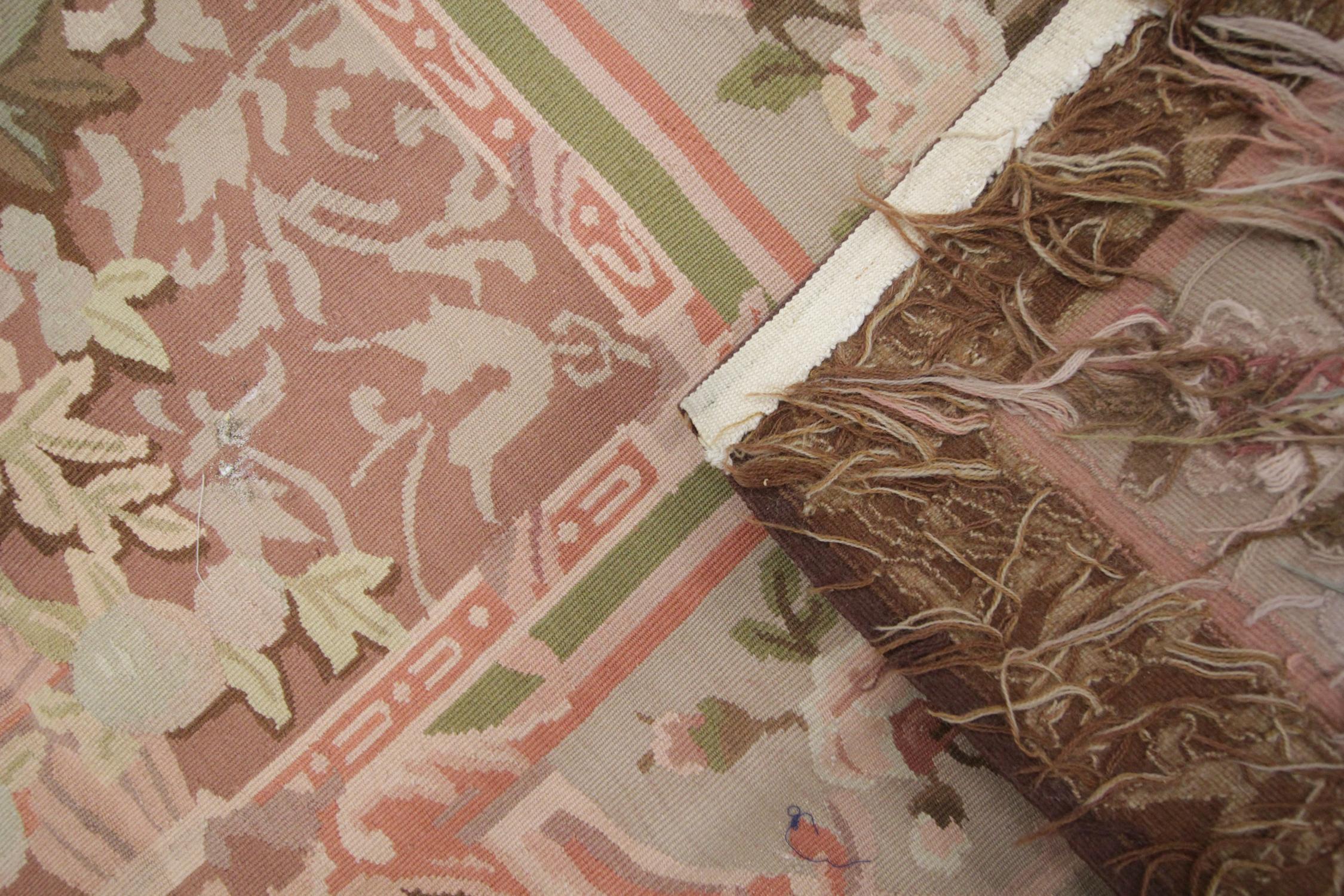 20ième siècle Tapis vintage français de style Aubusson en tapisserie à l'aiguille, tapis de tapisserie tissé à la main en vente