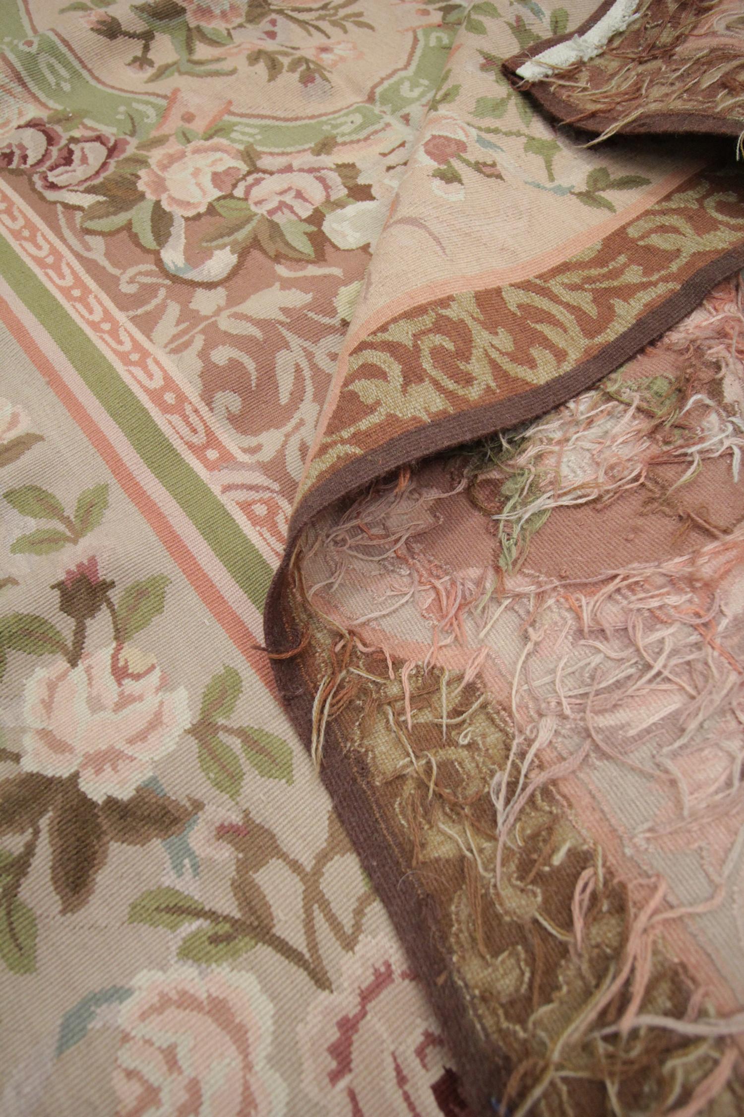 Tapis vintage français de style Aubusson en tapisserie à l'aiguille, tapis de tapisserie tissé à la main en vente 1