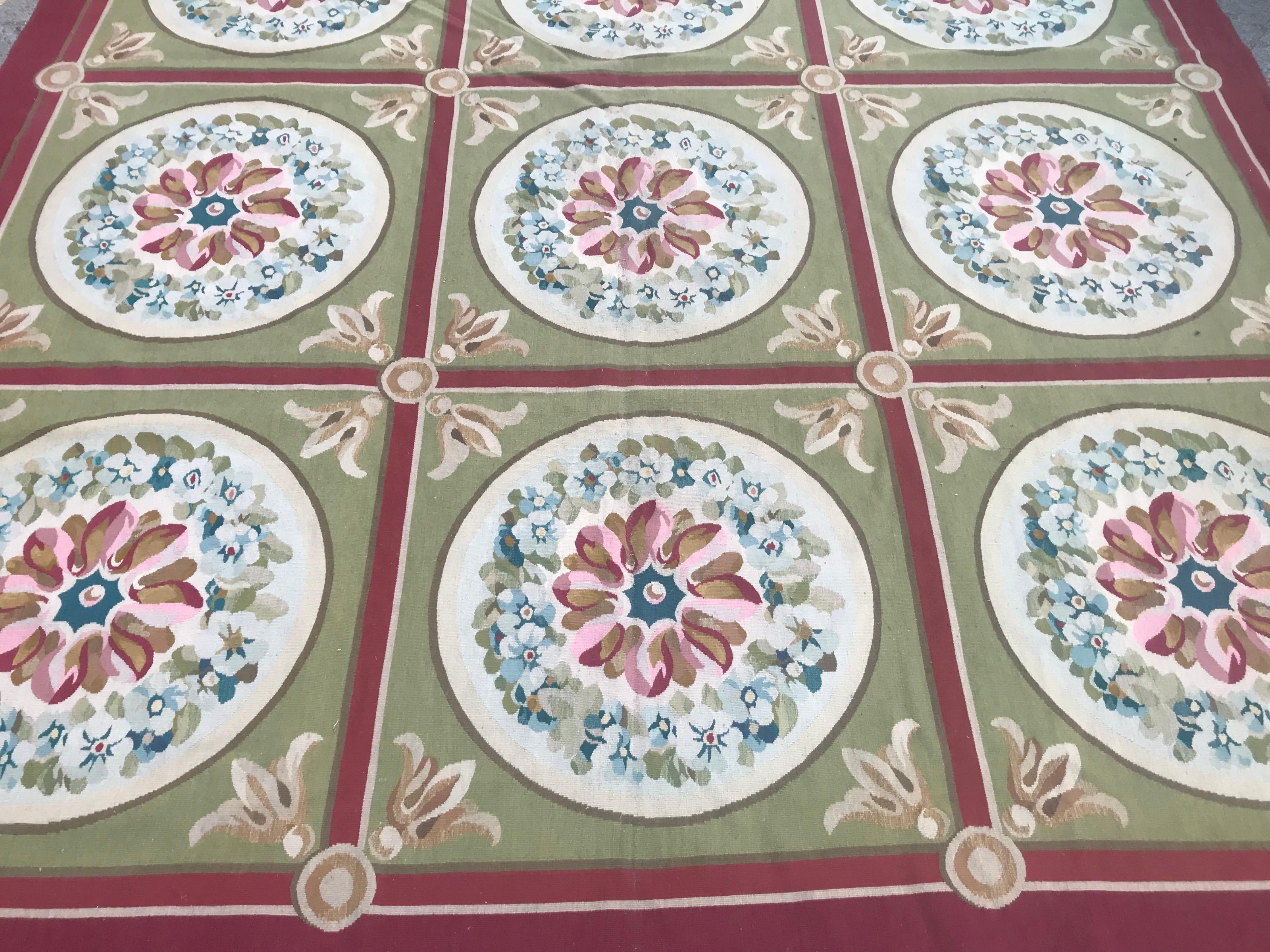 Bobyrug’s Vintage Aubusson Style Woven Rug In Good Condition For Sale In Saint Ouen, FR