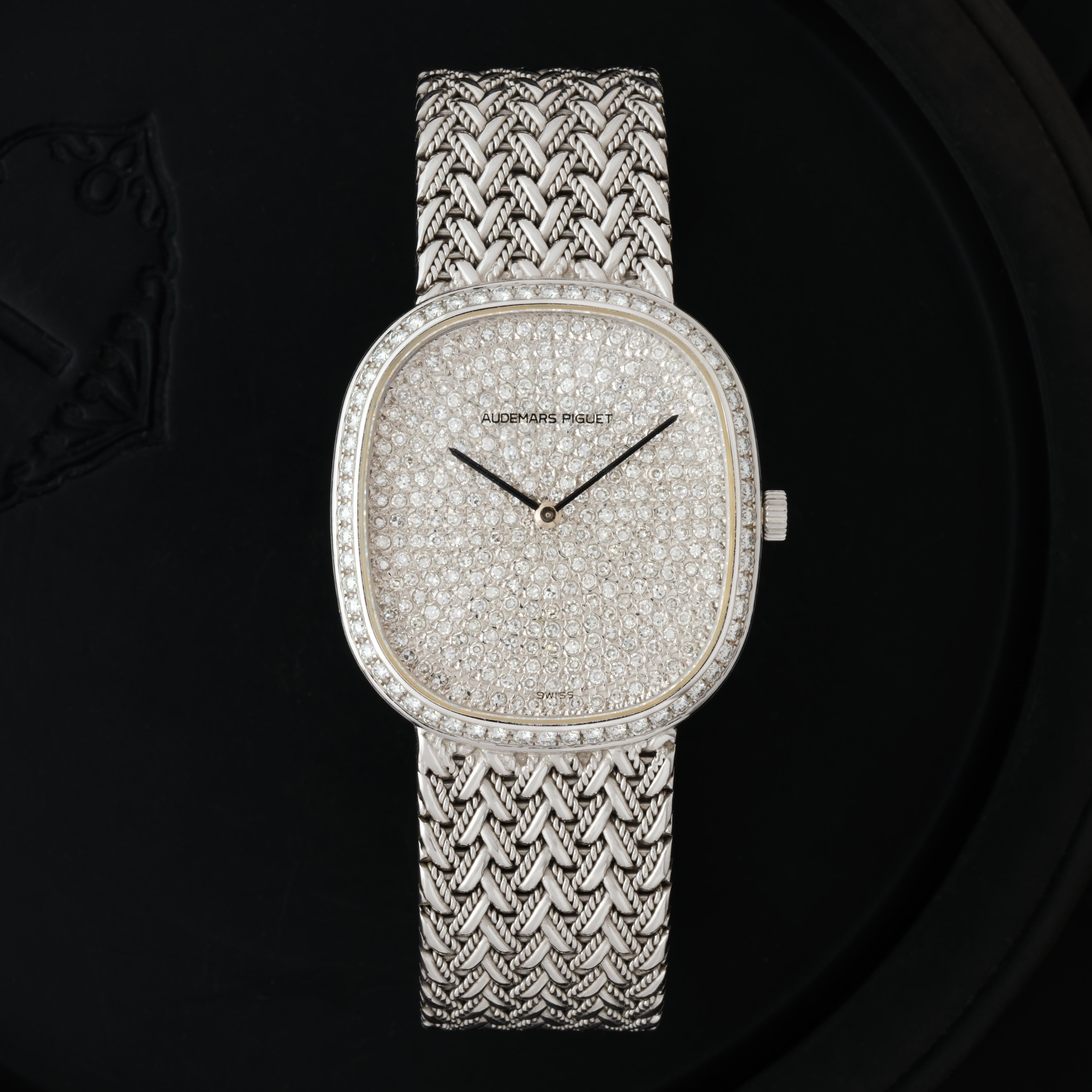 Hersteller: Audemars Piguet
Modell: E 225XX
Jahr: 1980er Jahre
MATERIAL: 18k Weißgold
Zifferblatt: Pave Diamant und Diamant Lünette
Gehäuse Abmessungen: 32mm x 30mm
Uhrwerk: Handaufzug
Zustand: Vintage, Wie neu
Gewicht: 76.5 Gramm
Größe: