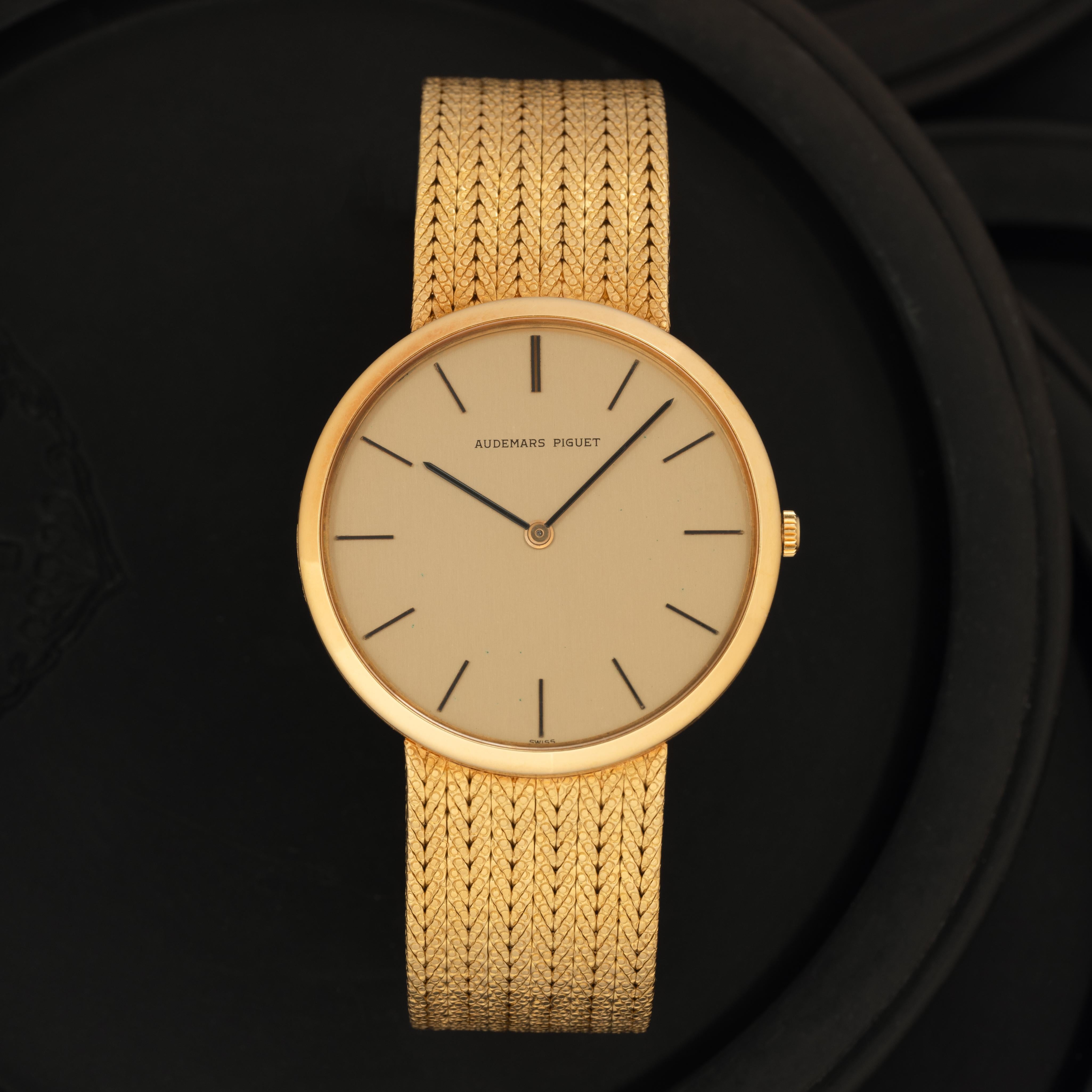Fabricant : Audemars Piguet
Année : 1970
MATERIAL : Or jaune 18K
Cadran : or
Mesure du boîtier : 34 mm
Mouvement : Vent manuel
Condition : Neuf, comme neuf.
Poids : 72 grammes
Taille : Ajustable, convient à un poignet de 7.2 pouces.
Fabriqué en