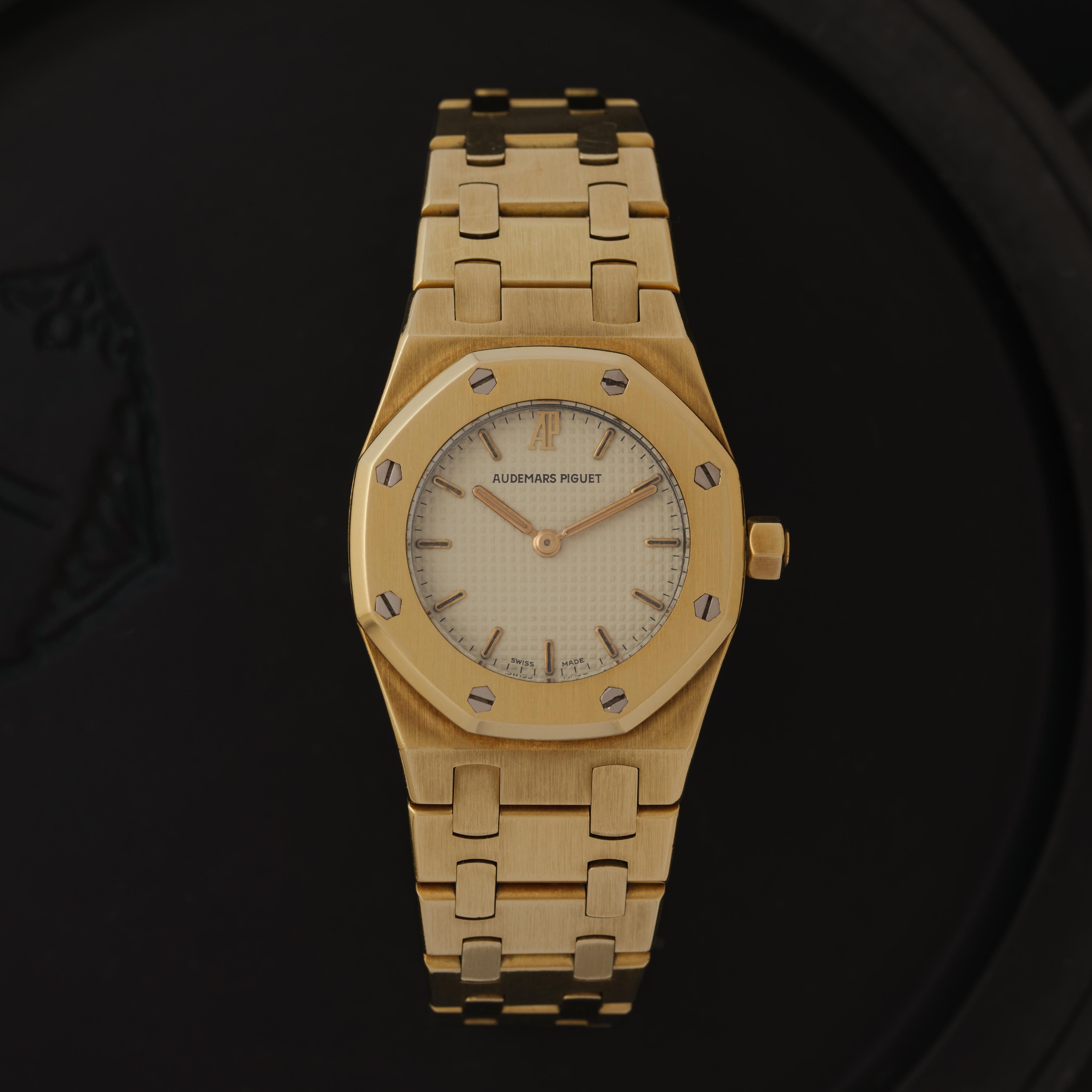 Hersteller: Audemars Piguet
Modell: Königliche Eiche
Jahr: 1987
MATERIAL: 18K Gelbgold
Zifferblatt: Gold Tapisserie
Gehäuse-Abmessung: 25mm
Uhrwerk: Quarz
Zustand: Sehr guter Vintage By-Zustand
Gewicht: 91.5 Gramm
Größe: Passt bis zu 6,0