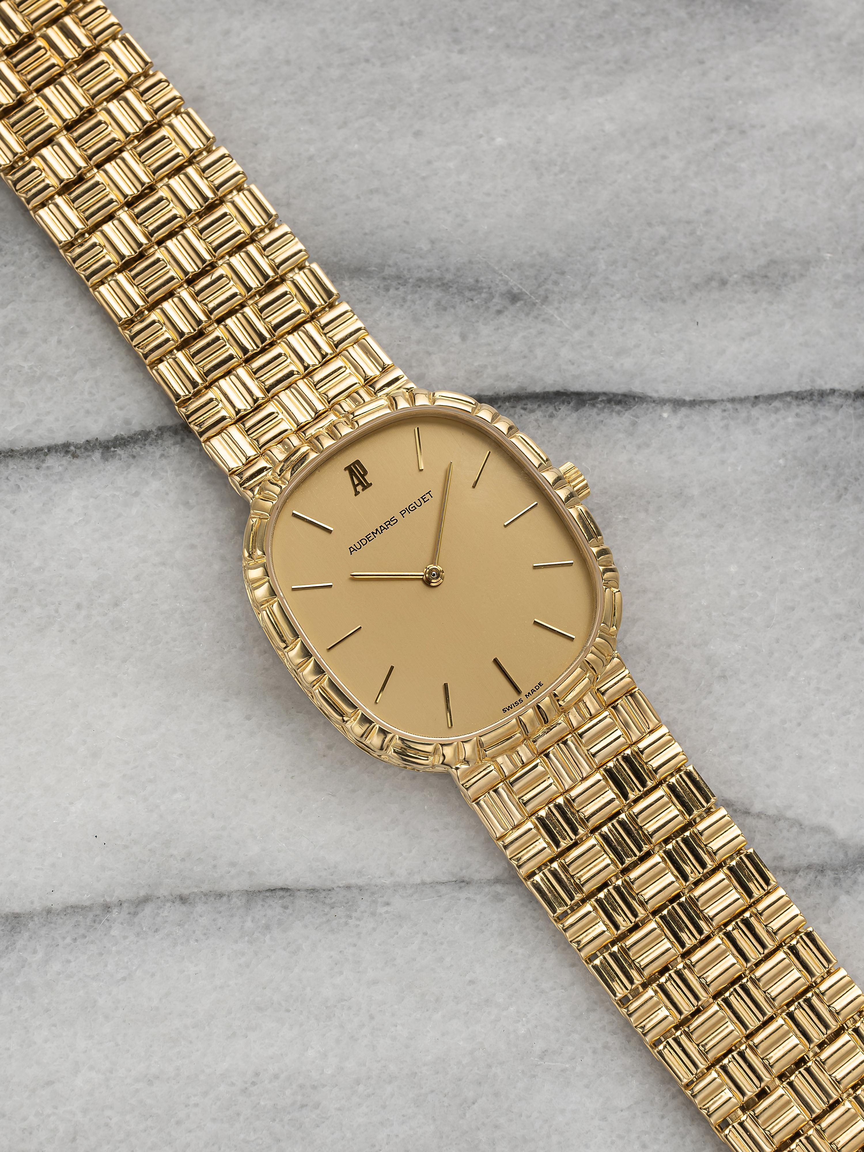 Aquí tenemos un Audemars Piguet vintage de cuerda manual de oro amarillo de 18 quilates con esfera plateada de la década de 1990 (serie D) Da muy buena hora y es totalmente funcional. Las medidas de la caja son 28 mm sin contar la corona. Lleva su