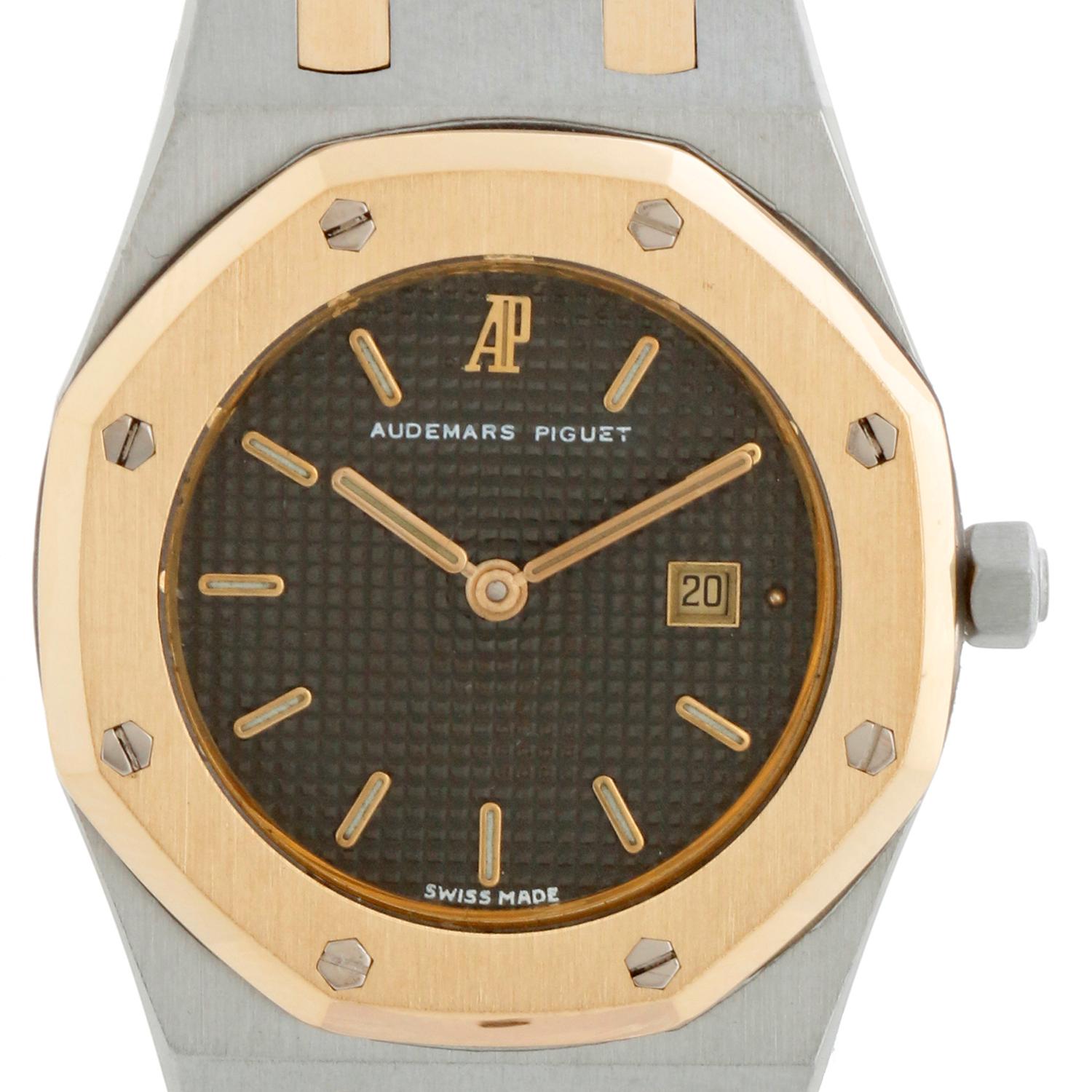 Vintage Audemars Piguet Royal Oak Ladies Watch - Quartz. Acier inoxydable ( 29 mm ) avec lunette en or jaune 18K. Tapisserie grise avec index. Bracelet en acier inoxydable et or jaune avec fermoir déployant ; convient à un poignet de 7 pouces
